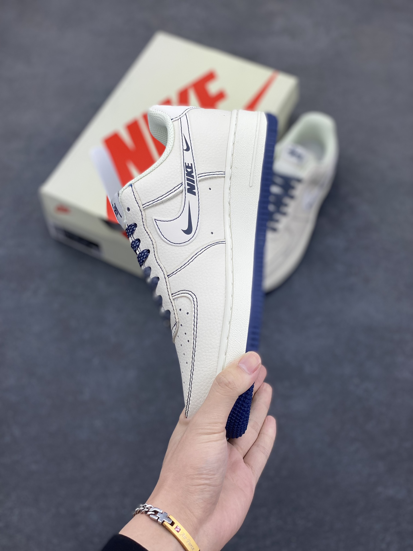 图片[3]-Nike Air Force 1 Low 空军一号低帮百搭休闲运动板鞋。柔软、弹性十足的缓震性能和出色的中底设计，横跨复古与现代的外型结合，造就出风靡全球三十多年的Force 1，直到今天还深受青睐。 货号：HH7518-063 尺码：36 36.5 37.5 38 38.5 39 40 40.5 41 42 42.5 43 44 44.5 45-选品中心