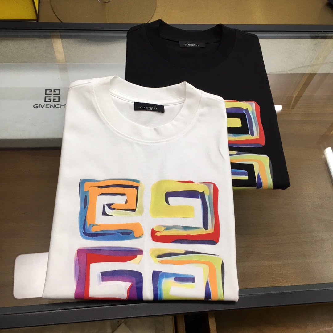 NO:460371,New product [GVC...] The latest short-sleeved round-neck T-shirt in the first spring and summer counter, high-end customization, avant-garde and fashionable design!  Brand logo heavy craft design, high-end customized mercerated cloud cotton fabric, soft feel, comfortable to wear, exquisite counter-level car line, fine workmanship, invincible and handsome upper body effect!  A must-have item for handsome men!  The color is shown in the figure. Code number M-4XL, T-shirt,tees, t-shirt,alexander wang19860909新品【GVC...】 春夏首发专柜最新款短袖圆领T恤 高端订制 设计前卫时尚！品牌logo重工艺设计 高端定制丝光云朵棉面料.手感柔软.穿着舒适.专柜级别精致车线.做工精细.上身效果无敌帅气！型男必备单品！ 颜色如图 码数M-4XL,,T-shirt,tees，t-shirt,alexander wang,Men's clothing