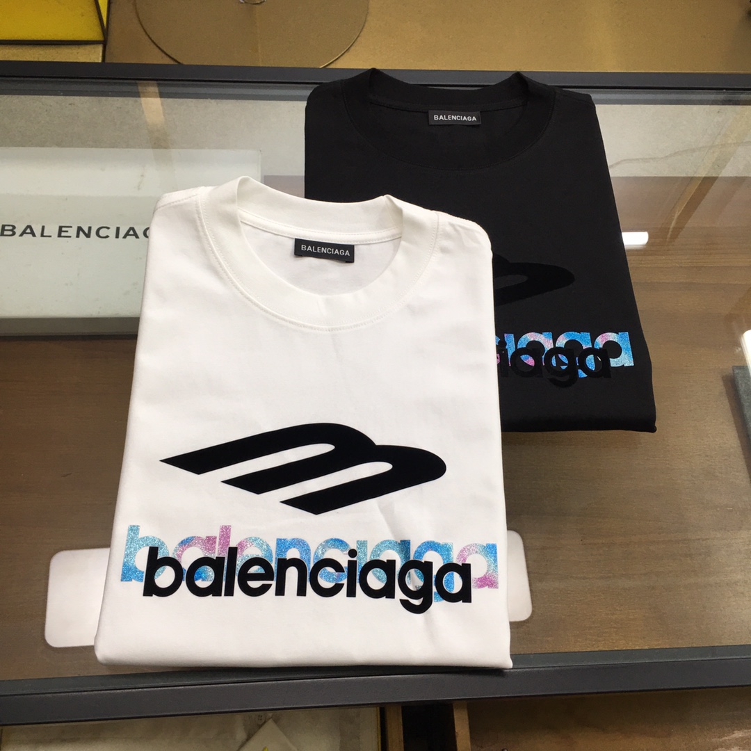 NO:460344,New product [BLCA...] The latest short-sleeved round-neck T-shirt in the first spring and summer counter, high-end customization, avant-garde and fashionable design!  Brand logo heavy craft design, high-end customized mercerated cloud cotton fabric, soft feel, comfortable to wear, exquisite counter-level car line, fine workmanship, invincible and handsome upper body effect!  A must-have item for handsome men!  The color is shown in the figure. Code number M-4XL, T-shirt,tees, t-shirt,alexander wang19860909新品【BLCA...】 春夏首发专柜最新款短袖圆领T恤 高端订制 设计前卫时尚！品牌logo重工艺设计 高端定制丝光云朵棉面料.手感柔软.穿着舒适.专柜级别精致车线.做工精细.上身效果无敌帅气！型男必备单品！ 颜色如图 码数M-4XL,,T-shirt,tees，t-shirt,alexander wang,Men's clothing