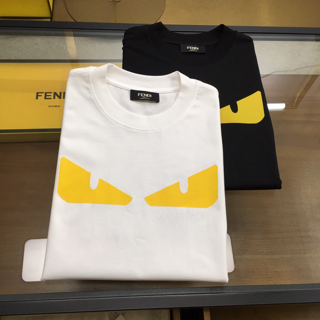 NO:460364,New product [Fend...] The latest short-sleeved round-neck T-shirt in the first counter in spring and summer, high-end customization, avant-garde and fashionable design!  Brand logo heavy craft design, high-end customized mercerated cloud cotton fabric, soft feel, comfortable to wear, exquisite counter-level car line, fine workmanship, invincible and handsome upper body effect!  A must-have item for handsome men!  The color is shown in the figure. Code number M-4XL, fendi, T-shirt,tees, t-shirt,alexander wang19860909新品【Fend...】 春夏首发专柜最新款短袖圆领T恤 高端订制 设计前卫时尚！品牌logo重工艺设计 高端定制丝光云朵棉面料.手感柔软.穿着舒适.专柜级别精致车线.做工精细.上身效果无敌帅气！型男必备单品！ 颜色如图 码数M-4XL,,fendi,T-shirt,tees，t-shirt,alexander wang,Men's clothing