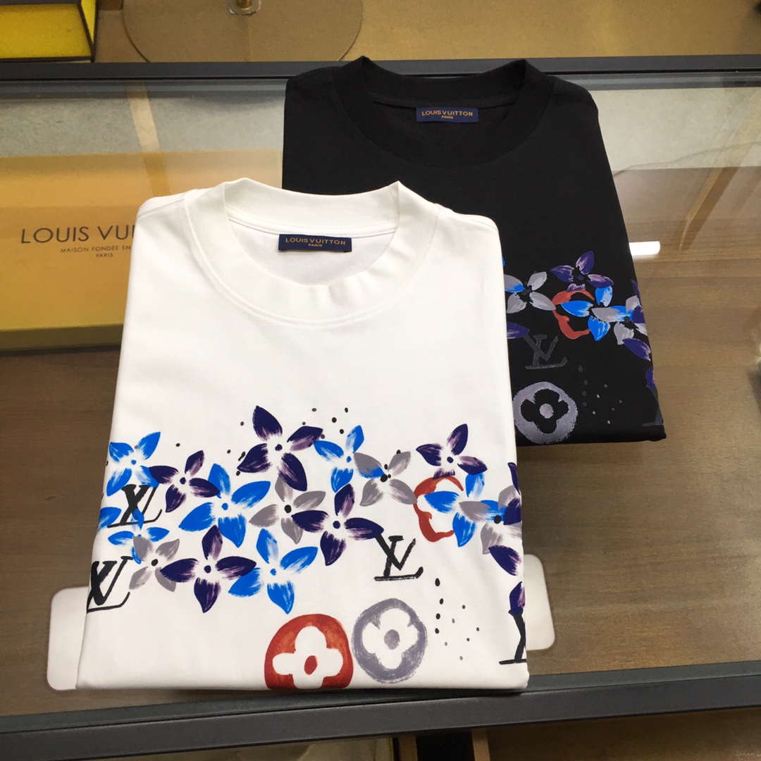 NO:460357,New product [L.v...] The latest short-sleeved round-neck T-shirt in the first spring and summer counter, high-end customization, avant-garde and fashionable design!  Brand logo heavy craft design, high-end customized mercerated cloud cotton fabric, soft feel, comfortable to wear, exquisite counter-level car line, fine workmanship, invincible and handsome upper body effect!  A must-have item for handsome men!  The color is shown in the figure. Code number M-4XL, T-shirt,tees, t-shirt,alexander wang19860909新品【L.v...】 春夏首发专柜最新款短袖圆领T恤 高端订制 设计前卫时尚！品牌logo重工艺设计 高端定制丝光云朵棉面料.手感柔软.穿着舒适.专柜级别精致车线.做工精细.上身效果无敌帅气！型男必备单品！ 颜色如图 码数M-4XL,,T-shirt,tees，t-shirt,alexander wang,Men's clothing