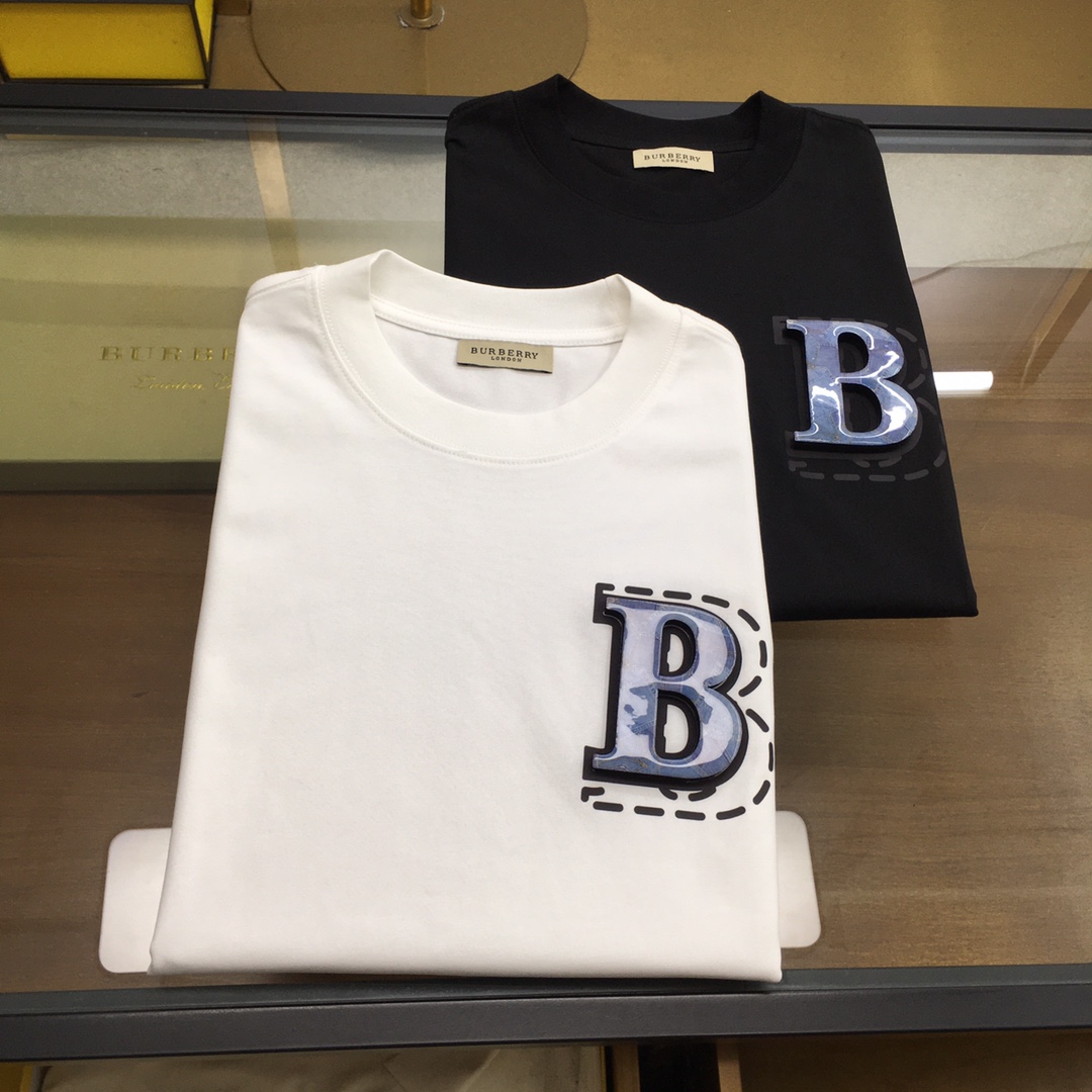 NO:460351,New product [Burber..y...] The latest short-sleeved round-neck T-shirt in the spring and summer first counter, high-end customization, avant-garde and fashionable design!  Brand logo heavy craft design, high-end customized mercerated cloud cotton fabric, soft feel, comfortable to wear, exquisite counter-level car line, fine workmanship, invincible and handsome upper body effect!  A must-have item for handsome men!  The color is shown in the figure. Code number M-4XL, burberry, T-shirt,tees, t-shirt,alexander wang19860909新品【Burber..y...】 春夏首发专柜最新款短袖圆领T恤 高端订制 设计前卫时尚！品牌logo重工艺设计 高端定制丝光云朵棉面料.手感柔软.穿着舒适.专柜级别精致车线.做工精细.上身效果无敌帅气！型男必备单品！ 颜色如图 码数M-4XL,,burberry,T-shirt,tees，t-shirt,alexander wang,Men's clothing