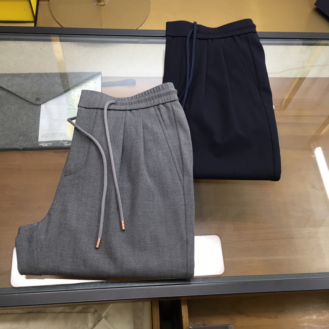 NO:456492,New counter product [BC] 48-58 25SS spring and summer new drawstring (nine-point) casual business pants, men's straight business nine-point pants!  Trading companies have sparse channels and are on sale on the leading official website!  New casual and fashionable pants in spring and summer 25, these pants are made of avant-garde design to create a fashionable and trendy style, with exquisite details and in place to show super high quality!  In terms of fabric, it is made of imported technology fiber blended with customers. The texture is light and delicate, especially suitable for daily wear in spring and summer. It has excellent sweating and breathability beyond imagination, and the comfort level is so comfortable that it makes people love it!  The nameplate pendant on the front of the waist and the drawstring end bell are from the brand’s representative elements, full of fashion and eye-catching, showing the unique charm of the brand!  High elastic drawstring elastic waist, casual straight-fitting cut design, simple and versatile, creating a fashionable and diverse look!  Color Navy, Gray Size M-4XL Size Reference M Size waist 76 hip circumference 104 thigh circumference 58 thigh circumference 96 L Size waist 80 hip circumference 108 thigh circumference 60 thigh circumference 97 XL Size waist 84 hip circumference 112 thigh circumference 62 thigh circumference 98 2XL Size waist 88 hip circumference 116 thigh circumference 64 thigh circumference 99 3XL Size waist 92 hip circumference 120 thigh circumference 66 thigh circumference 100, alexander wang19860909专柜新品【BC】48-58 25SS春夏新款抽绳（九分）休闲商务裤,男士直筒商务九分裤！贸易公司渠道稀出,领先官网发售！25春夏新款休闲时尚裤,这款裤采用前卫设计打造时尚潮流感,细节处理精致到位,展现超高的品质！ 面料方面选用客供进口科技纤维混纺材质制成,质地轻薄细腻,特别适合春夏日常穿着,具有超乎想象的优异排汗透气性,舒爽程度让人爱不释手！裤腰前幅铭牌吊坠,抽绳末端吊钟,来自品牌代表性的元素,充满时尚感与吸睛度,展现出品牌独有的魅力！高弹力抽绳松紧裤腰,休闲直筒版型裁剪设计,简洁百搭、打造时尚多样的造型！ 颜色藏青色、灰色 尺码M-4XL 尺寸参考 M码腰围76臀围104大腿围58裤长96 L码腰围80臀围108大腿围60裤长97 XL码腰围84臀围112大腿围62裤长98 2XL码腰围88臀围116大腿围64裤长99 3XL码腰围92臀围120大腿围66裤长100,,alexander wang,Men's clothing