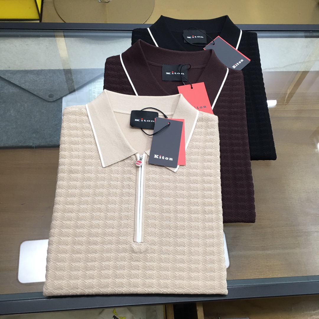 NO:456512,Top product [KITON] 25SS spring and summer new technology fiber blended knitted lapel short T, men's red zipper placket diagonal striped diamond inlay knitted short-sleeved Polo shirt!  Trading companies have sparse channels and are on sale on the leading official website!  KITON's new knitted Polo shirt, as a model of both fashion and function, reveals extraordinary taste and exquisite craftsmanship in every detail!  This Polo shirt uses a specially customized technology fiber blended knitted fabric. It not only combines high-tech elements to ensure the durability and comfort of the clothes, but also makes the clothes softer and more delicate in the touch, skin-friendly and breathable!  The front design is ingenious and uses imported high-end weaving technology to carefully create a staggered oblique striped inlay texture, which not only greatly improves the breathability and sweating performance of the clothes, allowing the wearer to stay dry and comfortable in the hot summer, but also creates a three-dimensional effect visually, making the whole Polo shirt look more fashionable and high-end!  There is no compromise on the design of the placket. The classic red logo zipper is used as the opening and closing method. This bright red not only adds a bright color to the whole piece of clothing, enhances the overall visual impact, but also serves as a unique brand logo, demonstrating KITON's ultimate pursuit of details and the high recognition of the brand!  The basic and classic lapel design in terms of style, this style is well-tailed, which not only retains the formality required for business occasions, but also has the ease and comfort of leisure life!  Whether you are attending important meetings with formal wear or enjoying weekends with casual pants, you can easily control them and show the wearer's unique style and temperament!  Black/Blue/Scenery coffee, three colors into it!  Size 48-56 Size 48 shoulder width 42cm-bust 98cm-length 67cm Size 50 shoulder width 43cm-bust 102cm-length 68cm Size 52 shoulder width 44cm-bust 106cm-length 69cm Size 54 shoulder width 45cm-bust 110cm-length 71cm Size 56 shoulder width 46cm-bust 114cm-length 73cm Size recommended (standard version) Height 174-140 catties, try on 50 sizes appropriate!  A boy can choose 48 digits within 128 catties, a 50 digit for 128-140 catties, a 52 digit for 140-152 catties, a 52 digit for 152-164 catties, a 54 digit for 164-178 catties!  ..,,T-shirt,alexander wang19860909顶品【KITON】 25SS春夏新款科技纤维混纺针织翻领短T,男士红标拉链门襟斜条纹菱格嵌花针织短袖Polo衫！贸易公司渠道稀出,领先官网发售！KITON新款针织Polo衫,作为时尚与功能并重的典范之作,其每一处细节都透露着不凡的品味与精湛的工艺！ 这款Polo衫采用特别定制的科技纤维混纺针织面料,不仅融合了高科技元素,确保了衣物的耐用性和舒适度,还通过特殊的混纺技术,使得衣物在触感上更加柔软细腻,亲肤透气！前幅设计匠心独运,采用了进口的高端机织工艺,精心打造出错落有致的斜条纹嵌花纹理,不仅极大地提升了衣物的透气性和排汗性能,使得穿着者在炎炎夏日也能保持干爽舒适,更在视觉上营造出一种层次分明的立体效果,让整件Polo衫看起来更加时髦且富有高级感！ 在门襟的设计上同样没有妥协,选用了经典的红色标识拉链作为开合方式,这抹鲜艳的红色不仅为整件衣物增添了一抹亮色,提升了整体的视觉冲击力,更作为品牌独特的标识,彰显了KITON对于细节的极致追求和品牌的高度辨识度！版型方面基础而经典的翻领设计,这种版型裁剪得体,既保留了商务场合所需的正式感,又不失休闲生活的轻松惬意！无论是搭配正装出席重要会议,还是搭配休闲裤享受周末时光,都能轻松驾驭,展现出穿着者独有的风采与气质！黑色/上青/景咖啡,三色入！尺码48-56 48码肩宽42cm-胸围98cm-衣长67cm  50码肩宽43cm-胸围102cm-衣长68cm  52码肩宽44cm-胸围106cm-衣长69cm  54码肩宽45cm-胸围110cm-衣长71cm  56码肩宽46cm-胸围114cm-衣长73cm 尺码推荐（标准版型） 身高174-140斤,试穿50码合适！ 男生体重128斤以内选择48码,128-140斤选择50码,140-152斤选择52码,152-164斤选择54码,164-178斤选择56码！ ..,,T-shirt,alexander wang,Men's clothing
