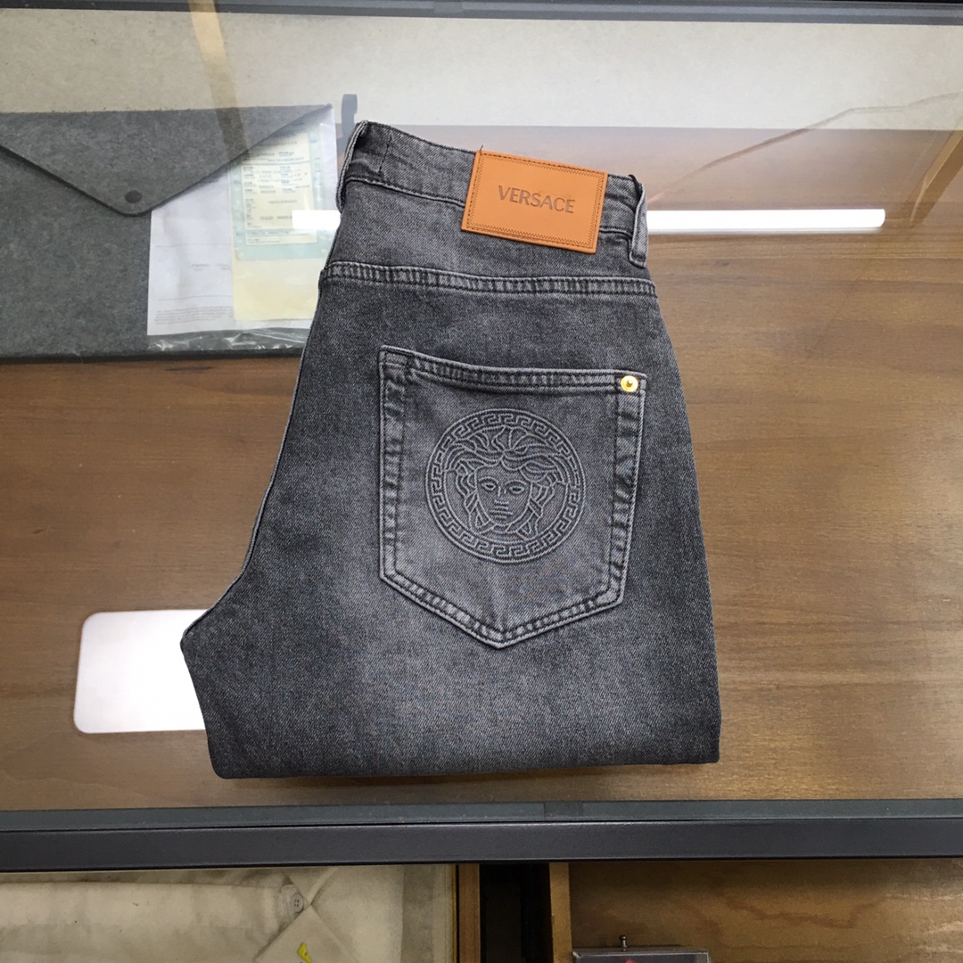 NO:456513,New Denim 'Versac...' 2025SS latest men's jeans trousers, worsted high-end quality, elastic denim denim cotton denim trousers, fixed-woven pure cotton quality fabric, the texture of the trousers brings elasticity without any restraint, making your daily wear more comfortable and agile. The smooth and not easily wrinkled fabric always remains flat and traceless, silently protecting your elegance. The leading official website is on sale. It is no different from the original counter version. The fabric is slightly elastic, and the slim and crisp style shows long legs. It is simply a must-have item for everyone!  The waist with just the right width and carefully cut pockets are all engraved with branded logo buttons!  Showing the brand's own charm and high-end and elegant fashion taste, the back piece pocket consumes a lot of energy and spares no expense. The exclusive icon of the Heavy Industry Embroidery H-H-Home is created, and the exquisiteness is amazing to the craftsmen for ten years!  The details show low-key and luxuriousness. The ready-to-wear is of high quality, exquisite and stylish, and has high-standard production in large factories with full details!  ~ All the details recreate unique and exquisite designs!  !  !  Size29 30 31 32 33 34 36 38 (new product), versace,alexander wang19860909新品牛仔 《Versac...》 2025SS最新款男士牛仔长裤,精纺定做高端品质,弹力丹宁牛仔棉质牛仔长裤,定织纯棉品质面料,裤身肌理感带来弹力毫无束缚感,让你日常穿着更加舒适矫健,顺滑不易褶皱的面料时刻保持平整无痕,默默守护着你的优雅. 领先官网发售..与专柜原版毫无区别,面料略带弹力,版型修身挺括尽显长腿欧巴,简直是人手必备单品！ 宽度恰到好处的腰头跟精心裁剪的口袋,均采用刻有品牌logo纽扣！彰显品牌自身的迷人魅力和高奢雅艺的时尚品味,后片口袋更是消耗大量精力不惜血本,重工刺绣H家专属图标打造出,精致程度令十年手工师傅都惊叹的！细节之处尽显低调奢华.成衣品质感高级,精致有型、 细节满分的大厂高规格制作！~ 种种细节都再现独特的精美设计！！！ Size29 30 31 32 33 34 36 38（新品）,,versace,alexander wang,Men's clothing