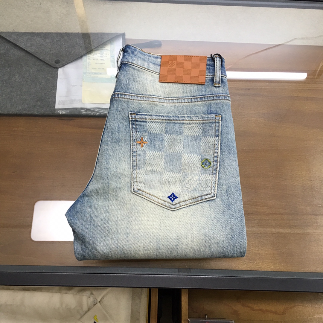 NO:456487,New Denim 'L.v...' 2025SS latest men's jean trousers, worsted high-end quality, elastic denim denim cotton denim trousers, fixed-woven pure cotton quality fabric, the texture of the trousers brings elasticity without any restraint, making your daily wear more comfortable and vigorous, and the smooth and not easily wrinkled fabric remains flat and traceless at all times, silently protecting your elegance. The leading official website is on sale. It is no different from the original counter version. The fabric is slightly elastic, and the slim and crisp style shows long legs. It is simply a must-have item for everyone!  The waist with just the right width and carefully cut pockets are all engraved with branded logo buttons!  Showing the brand's own charm and high-end and elegant fashion taste, the back piece pocket consumes a lot of energy and spares no expense. The exclusive icon of the Heavy Industry Embroidery H-H-Home is created, and the exquisiteness is amazing to the craftsmen for ten years!  The details show low-key and luxuriousness. The ready-to-wear is of high quality, exquisite and stylish, and has high-standard production in large factories with full details!  ~ All the details recreate unique and exquisite designs!  !  !  Size29 30 31 32 33 34 35 36 38 (new product), alexander wang19860909新品牛仔 《L.v...》 2025SS最新款男士牛仔长裤,精纺定做高端品质,弹力丹宁牛仔棉质牛仔长裤,定织纯棉品质面料,裤身肌理感带来弹力毫无束缚感,让你日常穿着更加舒适矫健,顺滑不易褶皱的面料时刻保持平整无痕,默默守护着你的优雅. 领先官网发售..与专柜原版毫无区别,面料略带弹力,版型修身挺括尽显长腿欧巴,简直是人手必备单品！ 宽度恰到好处的腰头跟精心裁剪的口袋,均采用刻有品牌logo纽扣！彰显品牌自身的迷人魅力和高奢雅艺的时尚品味,后片口袋更是消耗大量精力不惜血本,重工刺绣H家专属图标打造出,精致程度令十年手工师傅都惊叹的！细节之处尽显低调奢华.成衣品质感高级,精致有型、 细节满分的大厂高规格制作！~ 种种细节都再现独特的精美设计！！！ Size29 30 31 32 33 34 35 36 38（新品）,,alexander wang,Men's clothing