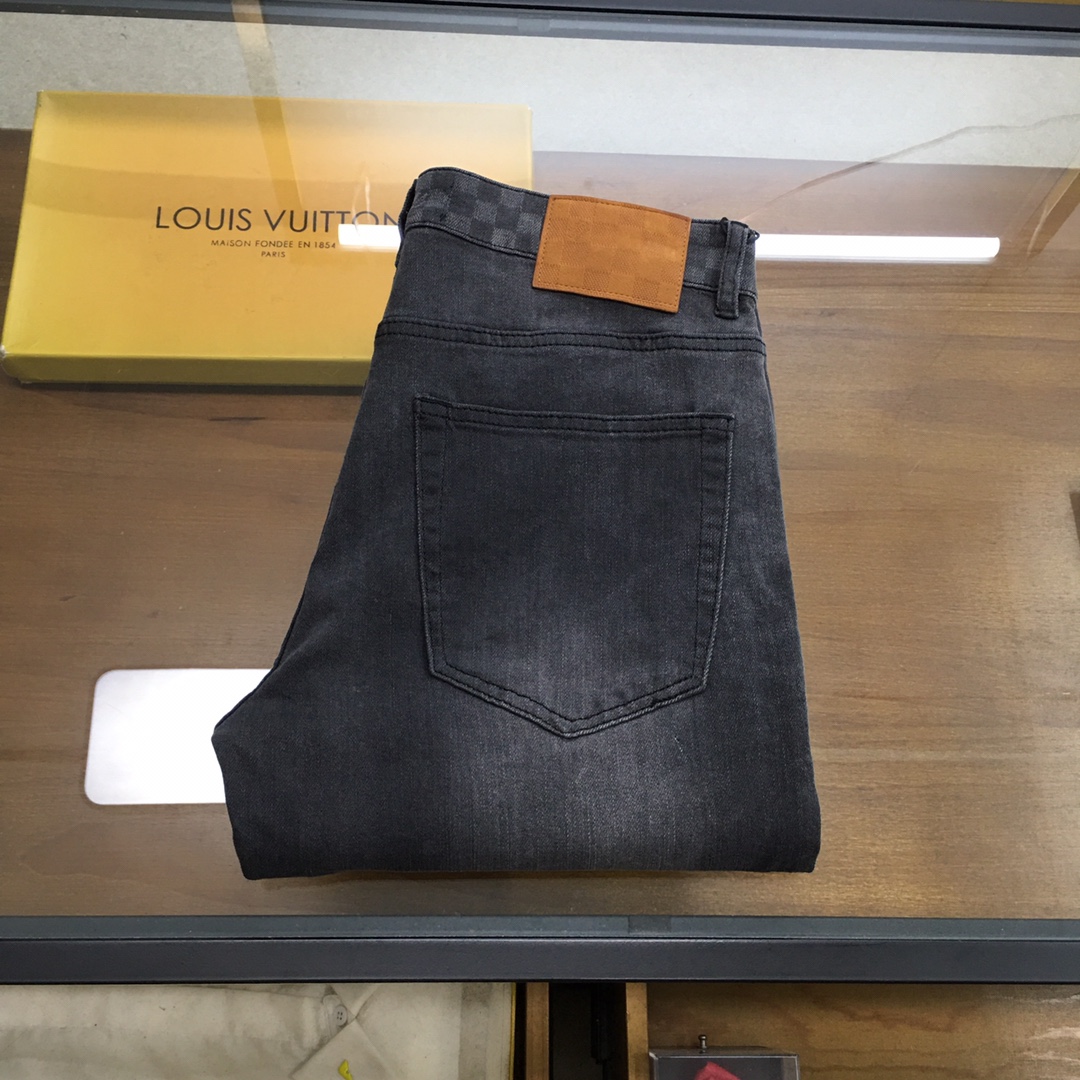 NO:456482,New Denim 'L.v...' 2025SS latest men's jean trousers, worsted high-end quality, elastic denim denim cotton denim trousers, fixed-woven pure cotton quality fabric, the texture of the trousers brings elasticity without any restraint, making your daily wear more comfortable and vigorous, and the smooth and not easily wrinkled fabric remains flat and traceless at all times, silently protecting your elegance. The leading official website is on sale. It is no different from the original counter version. The fabric is slightly elastic, and the slim and crisp style shows long legs. It is simply a must-have item for everyone!  The waist with just the right width and carefully cut pockets are all engraved with branded logo buttons!  Showing the brand's own charm and high-end and elegant fashion taste, the back piece pocket consumes a lot of energy and spares no expense. The exclusive icon of the Heavy Industry Embroidery H-H-Home is created, and the exquisiteness is amazing to the craftsmen for ten years!  The details show low-key and luxuriousness. The ready-to-wear is of high quality, exquisite and stylish, and has high-standard production in large factories with full details!  ~ All the details recreate unique and exquisite designs!  !  !  Size29 30 31 32 33 34 36 38 (new product), alexander wang19860909新品牛仔 《L.v...》 2025SS最新款男士牛仔长裤,精纺定做高端品质,弹力丹宁牛仔棉质牛仔长裤,定织纯棉品质面料,裤身肌理感带来弹力毫无束缚感,让你日常穿着更加舒适矫健,顺滑不易褶皱的面料时刻保持平整无痕,默默守护着你的优雅. 领先官网发售..与专柜原版毫无区别,面料略带弹力,版型修身挺括尽显长腿欧巴,简直是人手必备单品！ 宽度恰到好处的腰头跟精心裁剪的口袋,均采用刻有品牌logo纽扣！彰显品牌自身的迷人魅力和高奢雅艺的时尚品味,后片口袋更是消耗大量精力不惜血本,重工刺绣H家专属图标打造出,精致程度令十年手工师傅都惊叹的！细节之处尽显低调奢华.成衣品质感高级,精致有型、 细节满分的大厂高规格制作！~ 种种细节都再现独特的精美设计！！！ Size29 30 31 32 33 34 36 38（新品）,,alexander wang,Men's clothing