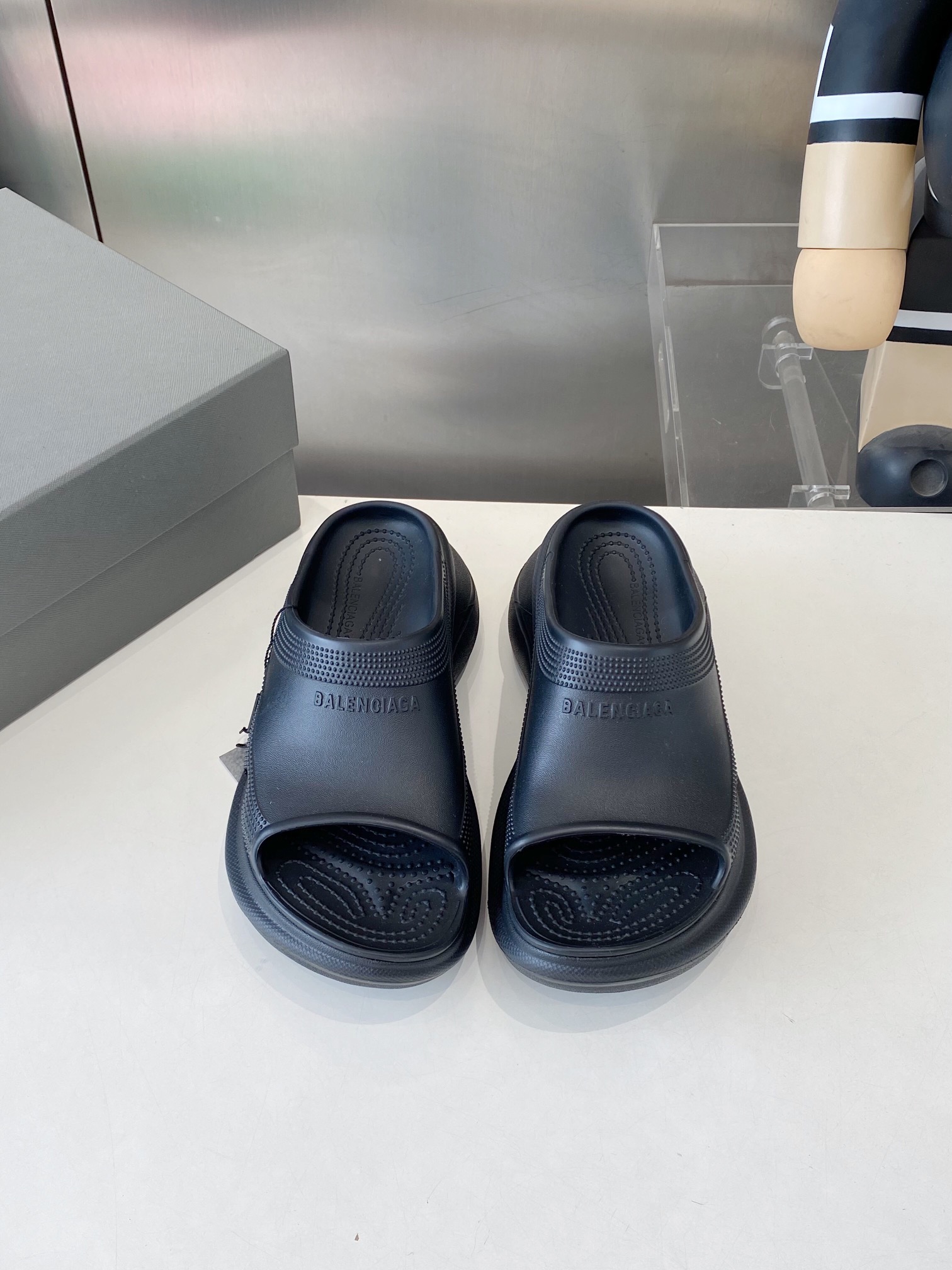 NO:404248,There are quantity and price (single size and single model) size:35-40 BALENCIAGE Pool Crocs Cooperation model thick sole drag original 1:1 restore, single size and single model, suitable size and full of comfort, the heel and original version are consistent with the code mark, all uppers are grainy, sole pattern, and full of detail. Believe me, it must be a pair of beach slippers that can make you weld your feet all summer. Wide body shoe shape, thick sole height is 4cm, which makes you look taller and thinner legs, dwarfs, slippers, balenciaga, balenciaga, slippers19860909有量有价（单码单模）  size:35-40 BALENCIAGE 巴黎世家 Pool Crocs 合作款厚底拖 原版1:1还原,单码单模,大小合适,舒适度满满,后跟和原版一致有码标,所有鞋面颗粒感,鞋底纹路,细节感拉满 相信我,一定是一双可以让你整个夏天焊死脚上的沙滩拖鞋 宽体的鞋型,厚底增高4cm,显高又显腿细,矮星人的最爱.,拖鞋,balenciaga,balenciaga,slippers,Women's Shoes