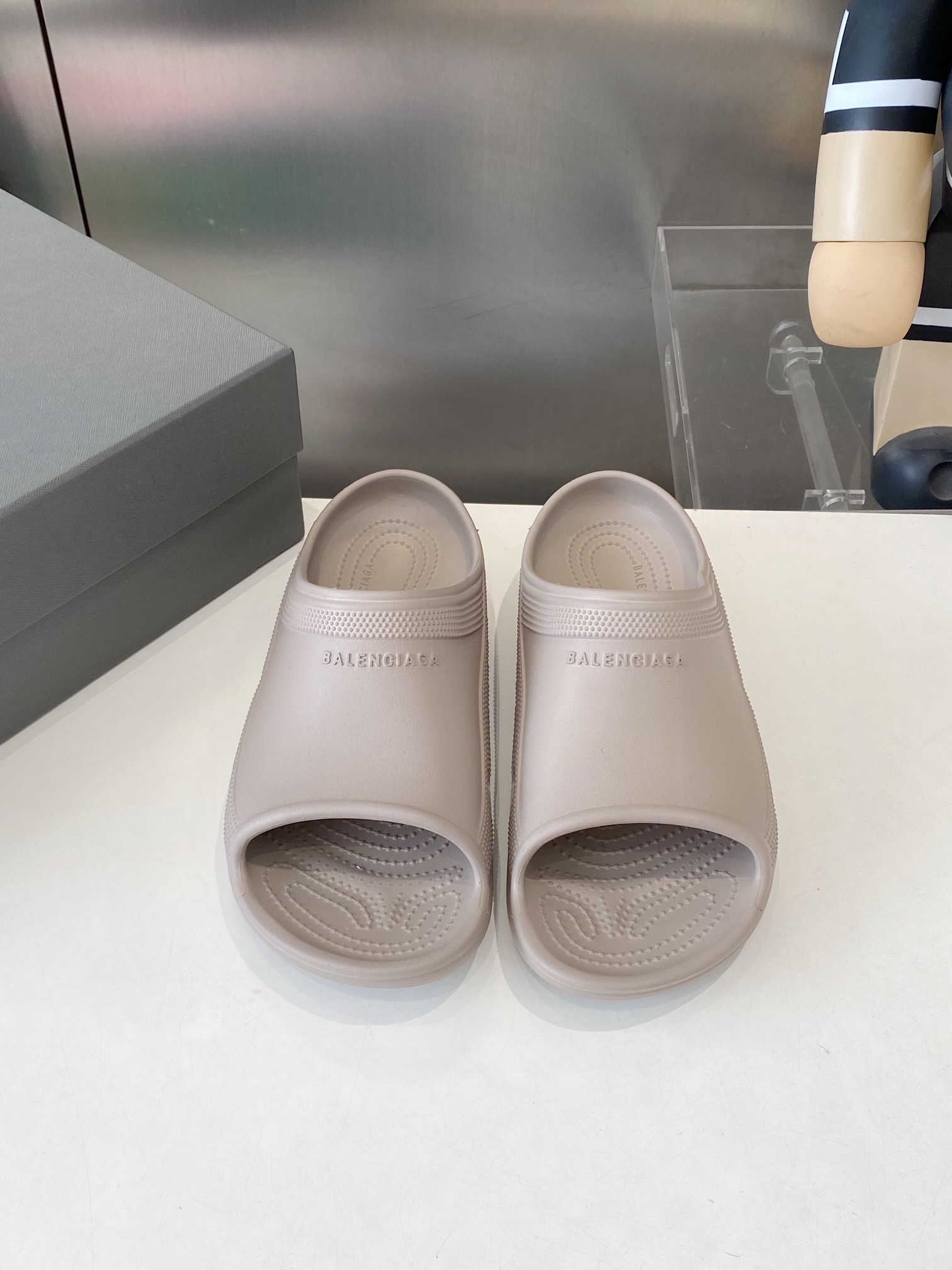 NO:404258,There are quantity and price (single size and single model) size:35-40 BALENCIAGE Pool Crocs Cooperation model thick sole drag original 1:1 restore, single size and single model, suitable size and full of comfort, the heel and original version are consistent with the code mark, all uppers are grainy, sole pattern, and full of detail. Believe me, it must be a pair of beach slippers that can make you weld your feet all summer. Wide body shoe shape, thick sole height is 4cm, which makes you look taller and thinner legs, dwarfs, slippers, balenciaga, balenciaga, slippers19860909有量有价（单码单模）  size:35-40 BALENCIAGE 巴黎世家 Pool Crocs 合作款厚底拖 原版1:1还原,单码单模,大小合适,舒适度满满,后跟和原版一致有码标,所有鞋面颗粒感,鞋底纹路,细节感拉满 相信我,一定是一双可以让你整个夏天焊死脚上的沙滩拖鞋 宽体的鞋型,厚底增高4cm,显高又显腿细,矮星人的最爱.,拖鞋,balenciaga,balenciaga,slippers,Women's Shoes