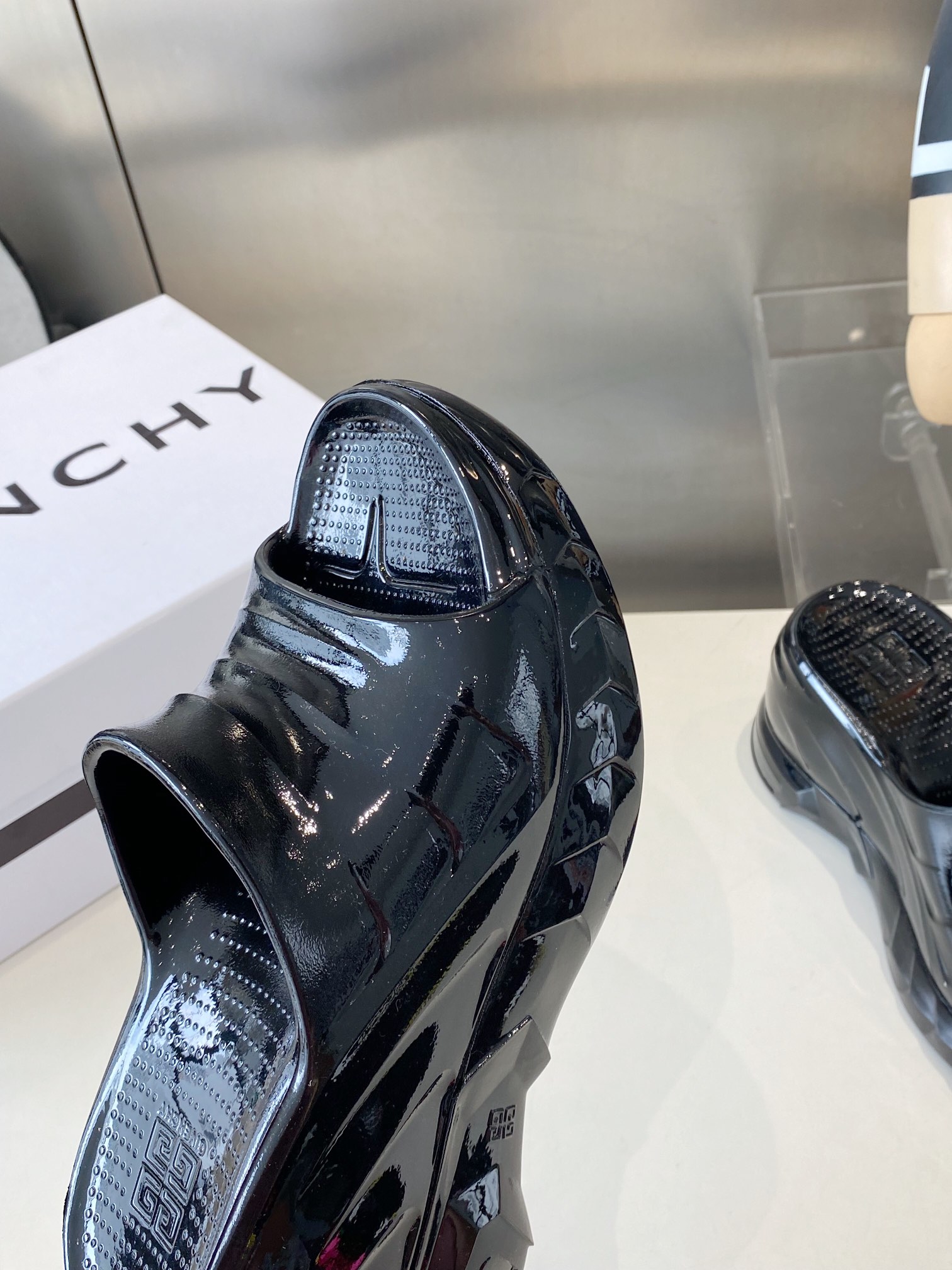 Title: Givanch Thick Bottom Slippers Offer at $432, Sizes 35-40 Summary: High-quality 1:1 replica slippers with comfortable design, suitable for summer, featuring - 图片 7