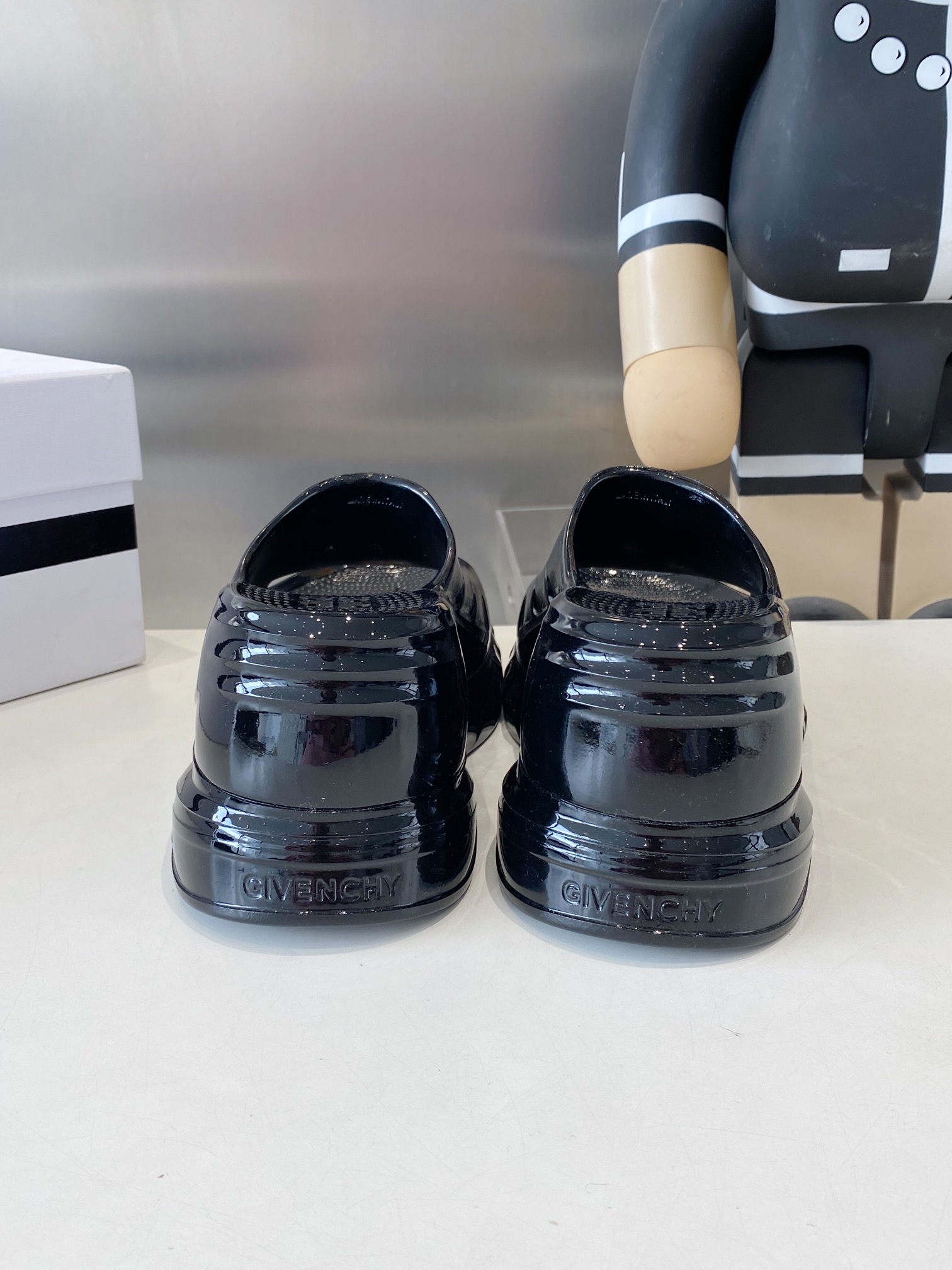 Title: Givanch Thick Bottom Slippers Offer at $432, Sizes 35-40 Summary: High-quality 1:1 replica slippers with comfortable design, suitable for summer, featuring - 图片 9