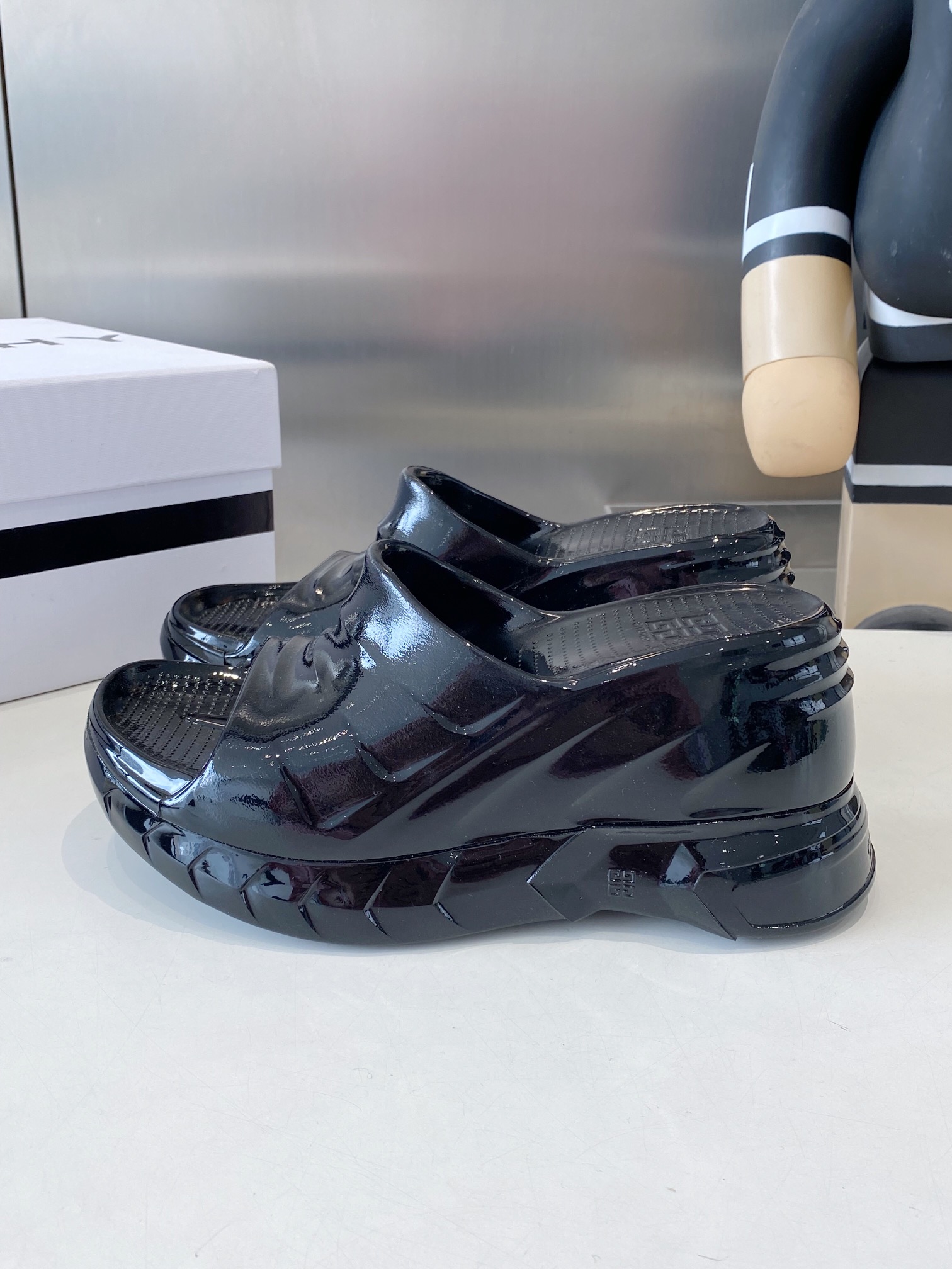 Title: Givanch Thick Bottom Slippers Offer at $432, Sizes 35-40 Summary: High-quality 1:1 replica slippers with comfortable design, suitable for summer, featuring - 图片 2