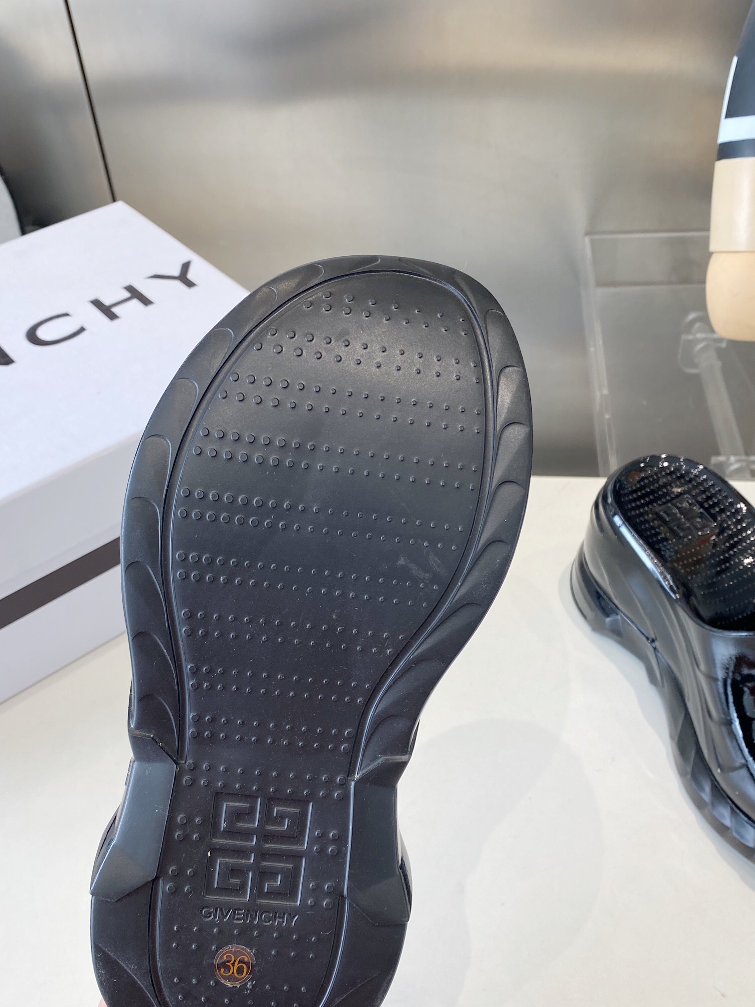Title: Givanch Thick Bottom Slippers Offer at $432, Sizes 35-40 Summary: High-quality 1:1 replica slippers with comfortable design, suitable for summer, featuring - 图片 8