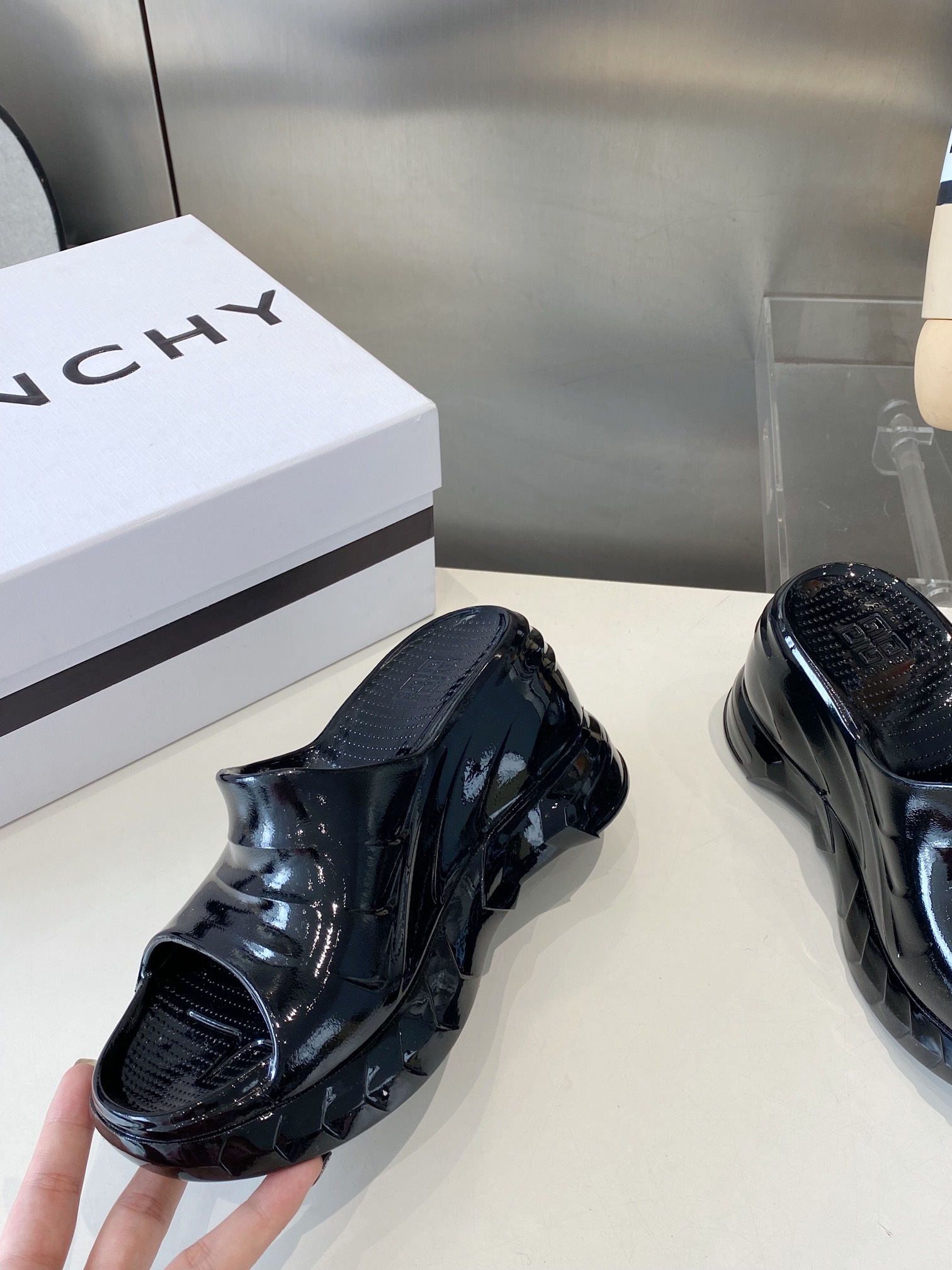 Title: Givanch Thick Bottom Slippers Offer at $432, Sizes 35-40 Summary: High-quality 1:1 replica slippers with comfortable design, suitable for summer, featuring - 图片 5