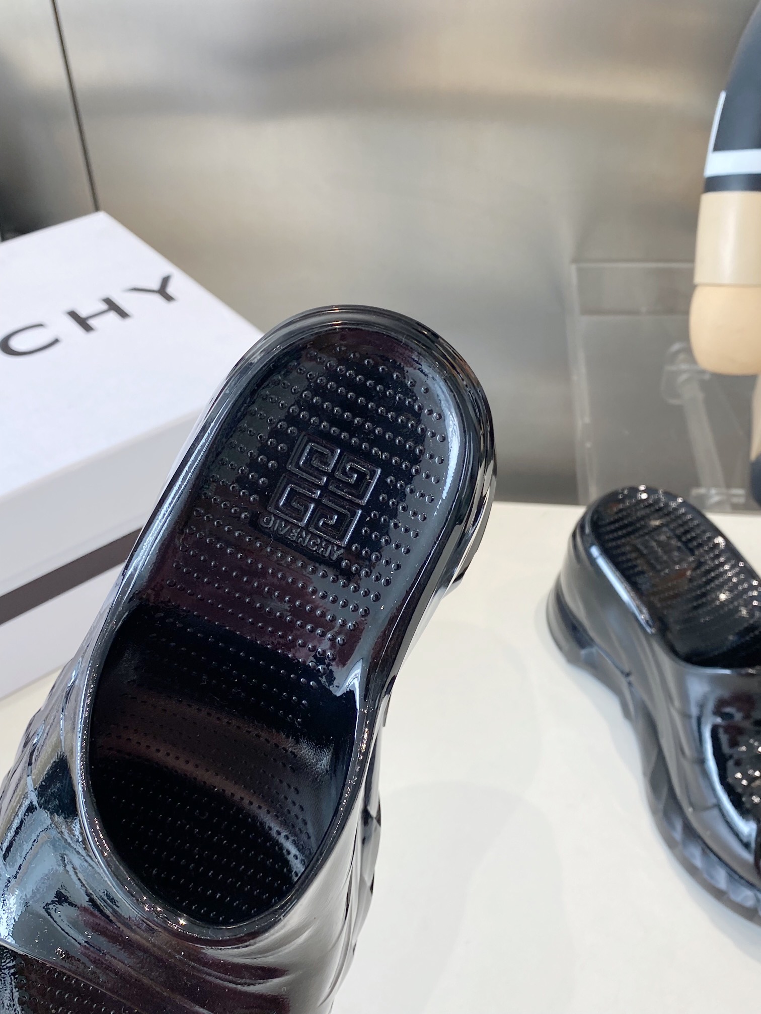 Title: Givanch Thick Bottom Slippers Offer at $432, Sizes 35-40 Summary: High-quality 1:1 replica slippers with comfortable design, suitable for summer, featuring - 图片 6