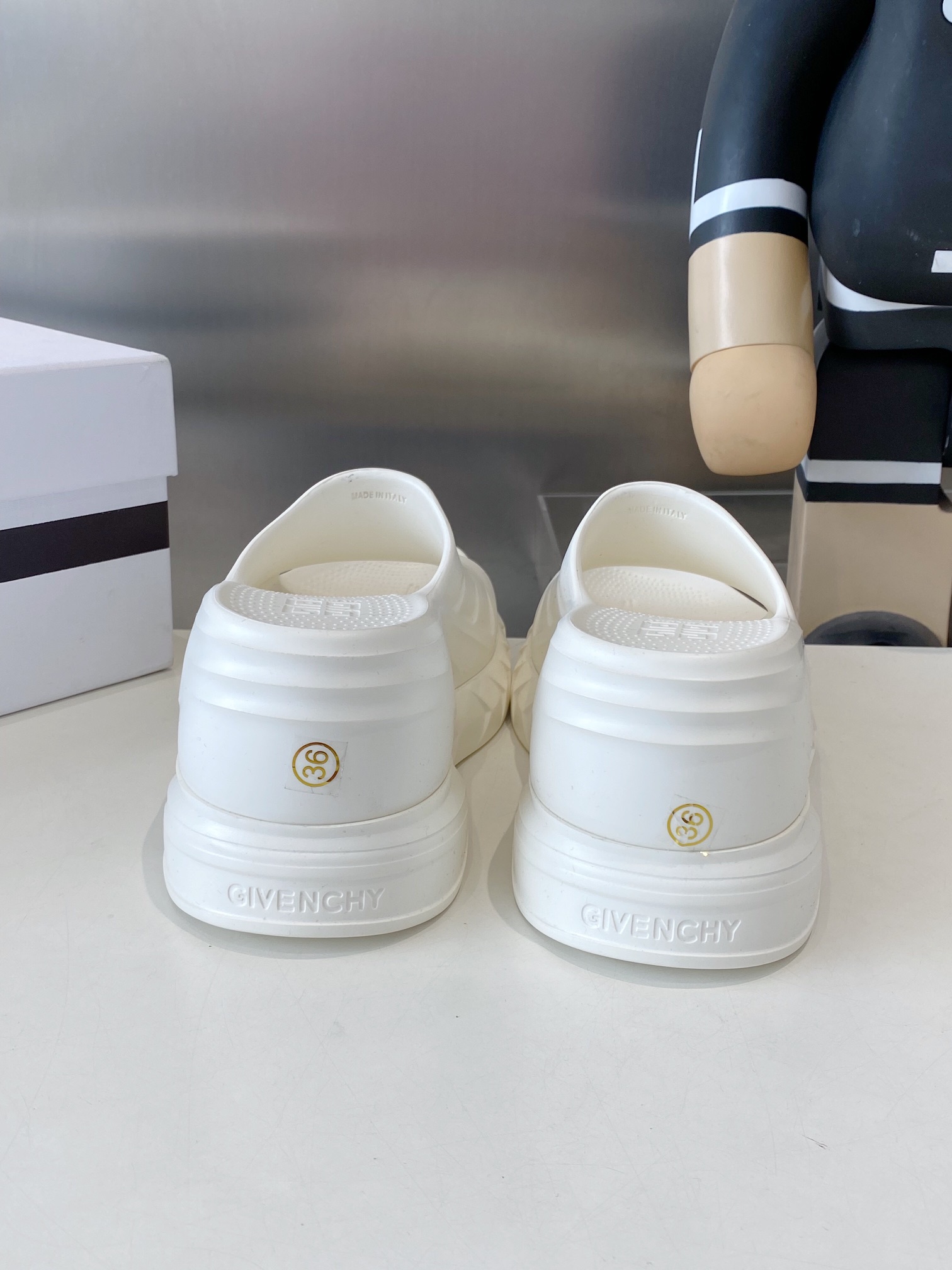 “432 Priced Givanch Thick Bottom Slippers: Comfortable, Stylish, and Affordable” - 图片 9