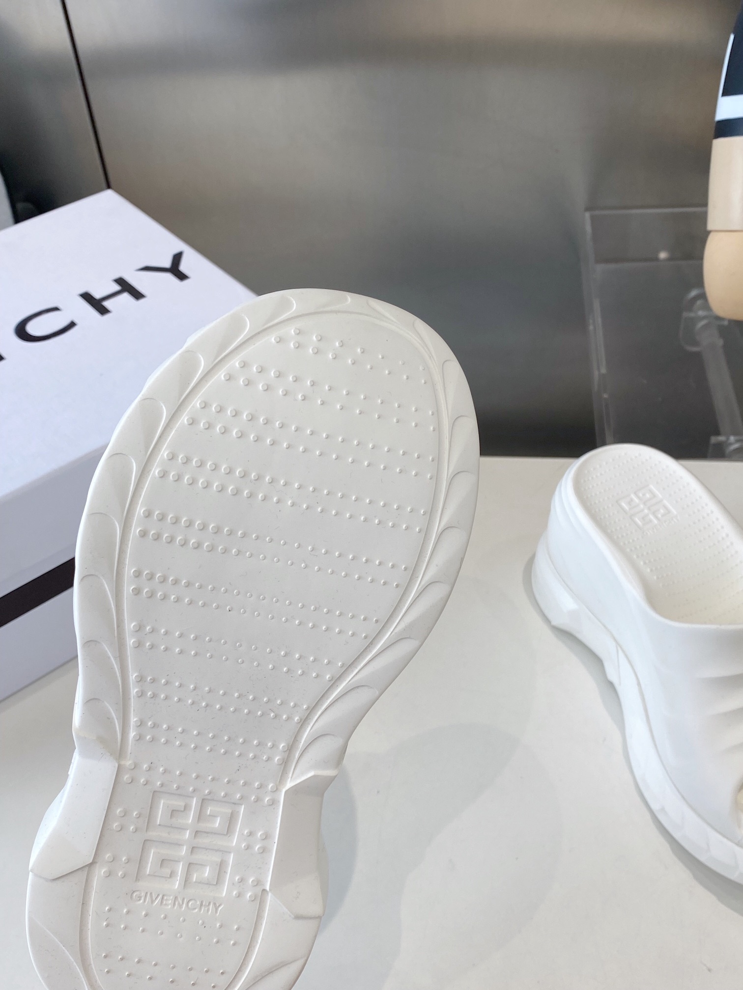 “432 Priced Givanch Thick Bottom Slippers: Comfortable, Stylish, and Affordable” - 图片 8