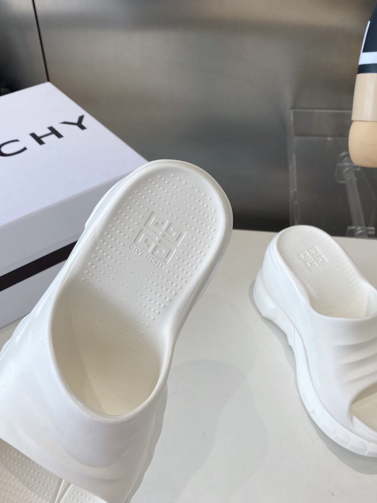 “432 Priced Givanch Thick Bottom Slippers: Comfortable, Stylish, and Affordable” - 图片 6