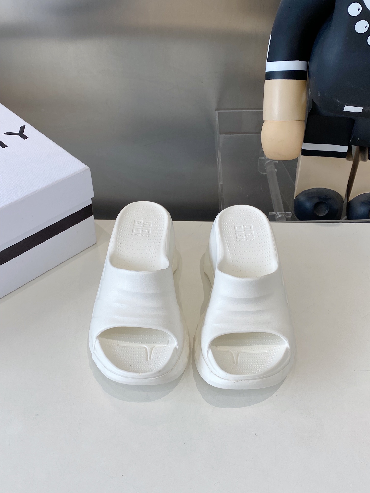 “432 Priced Givanch Thick Bottom Slippers: Comfortable, Stylish, and Affordable” - 图片 1