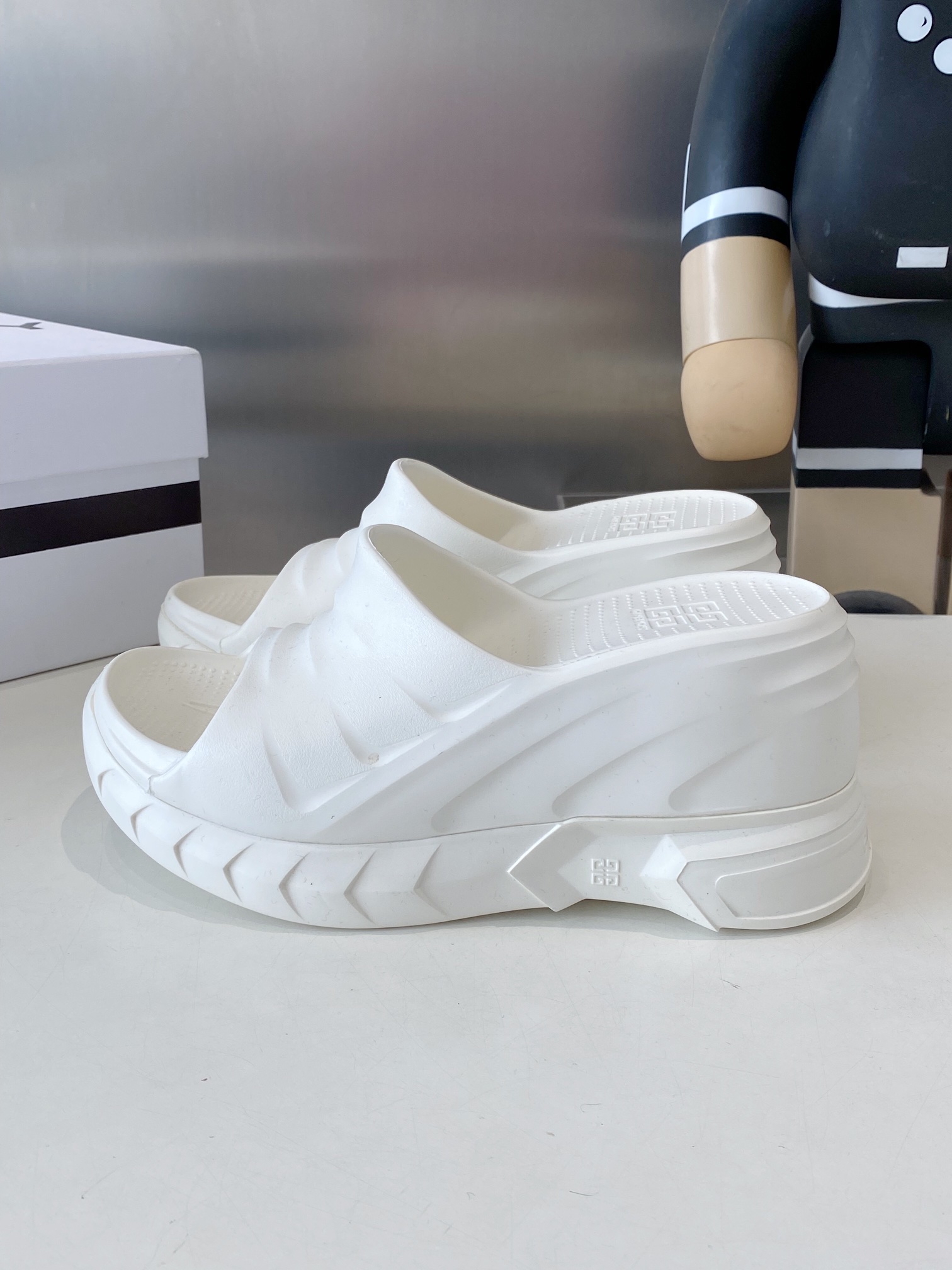 “432 Priced Givanch Thick Bottom Slippers: Comfortable, Stylish, and Affordable” - 图片 2
