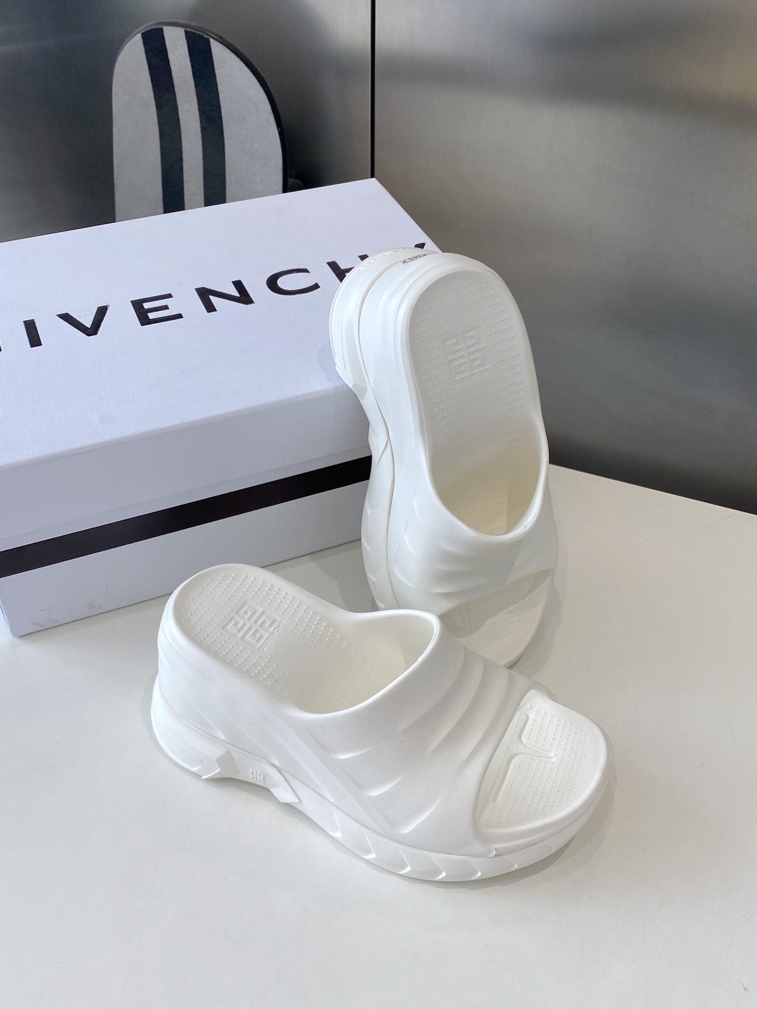 “432 Priced Givanch Thick Bottom Slippers: Comfortable, Stylish, and Affordable” - 图片 4