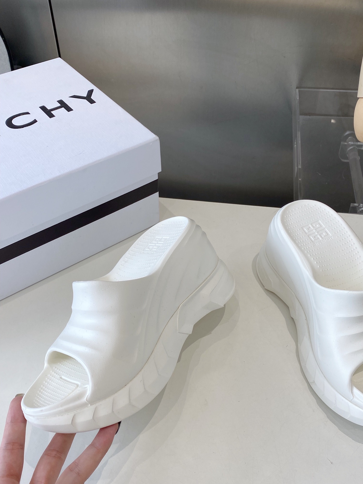 “432 Priced Givanch Thick Bottom Slippers: Comfortable, Stylish, and Affordable” - 图片 5
