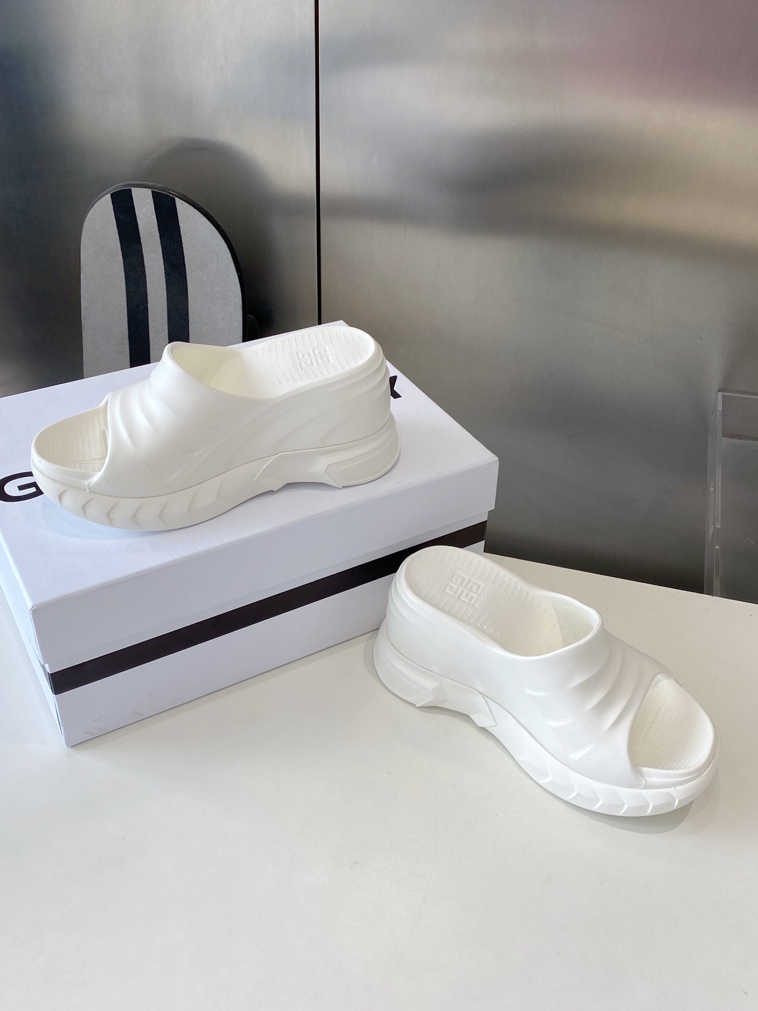 “432 Priced Givanch Thick Bottom Slippers: Comfortable, Stylish, and Affordable” - 图片 3