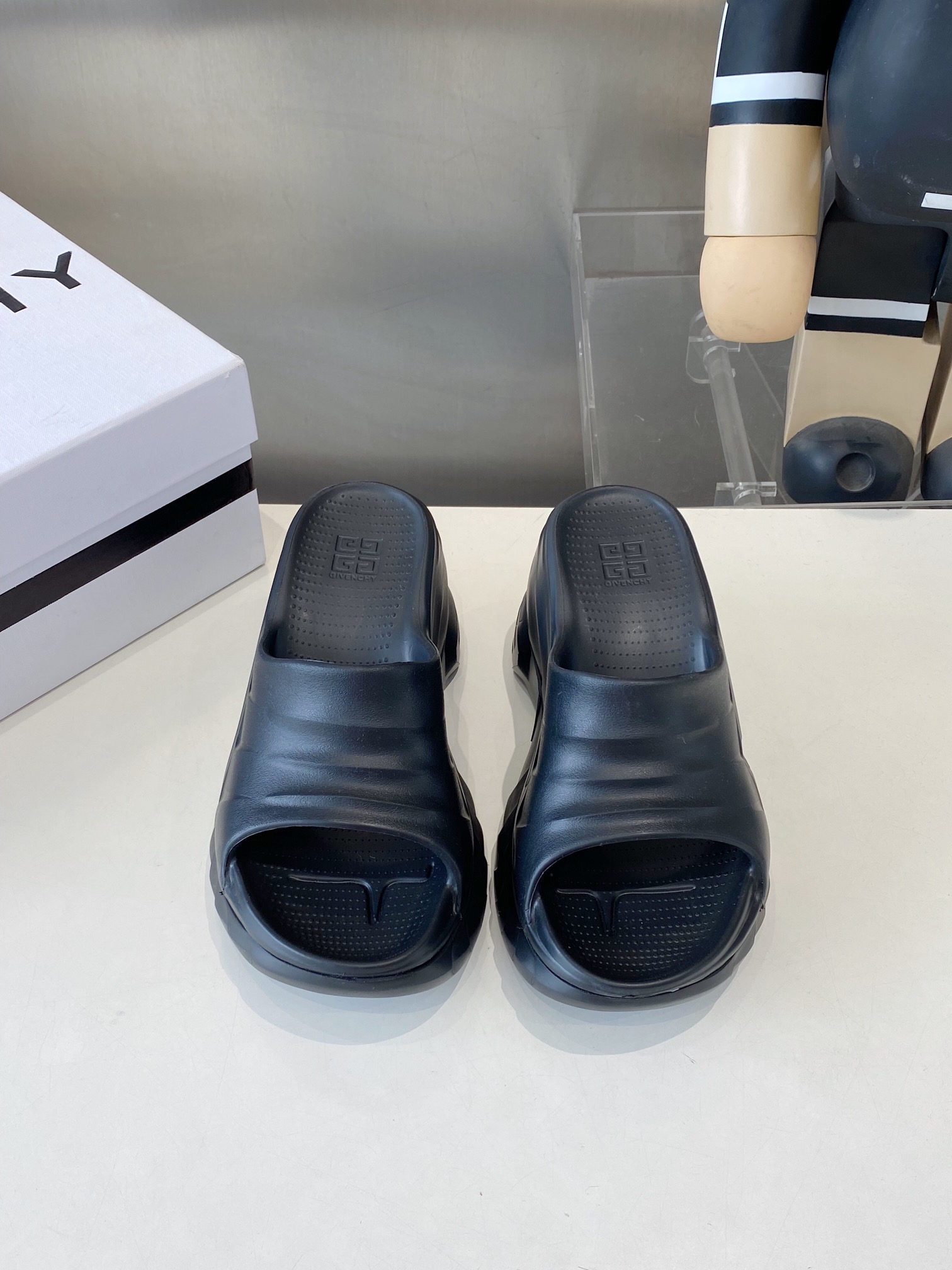 “432 Priced Givanch Thick Bottom Slippers: Comfortable, Stylish, and Affordable Summer Footwear”