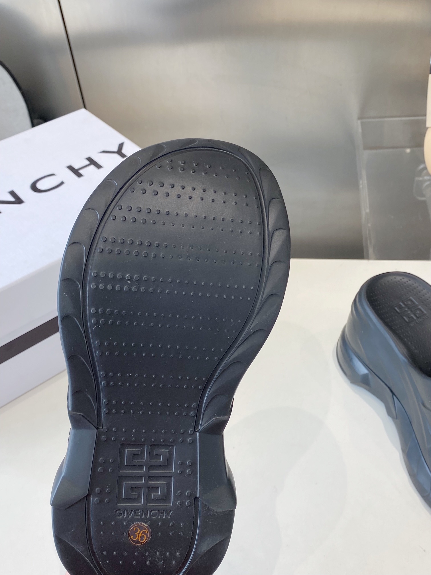 “432 Priced Givanch Thick Bottom Slippers: Comfortable, Stylish, and Affordable Summer Footwear” - 图片 8