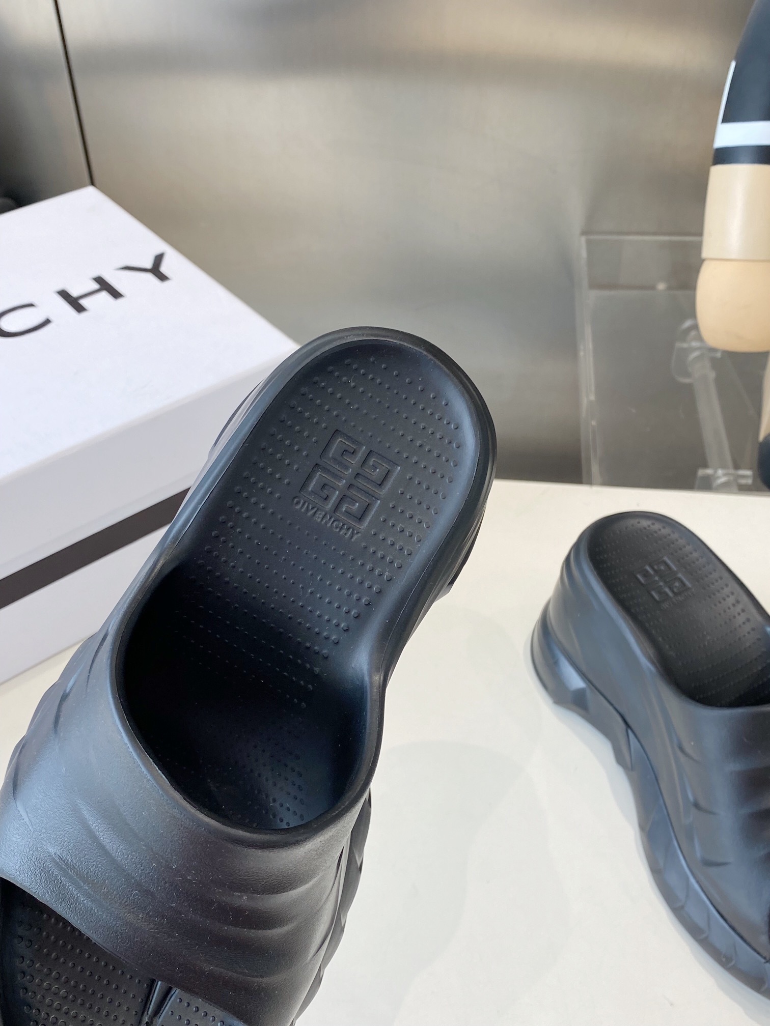 “432 Priced Givanch Thick Bottom Slippers: Comfortable, Stylish, and Affordable Summer Footwear” - 图片 6