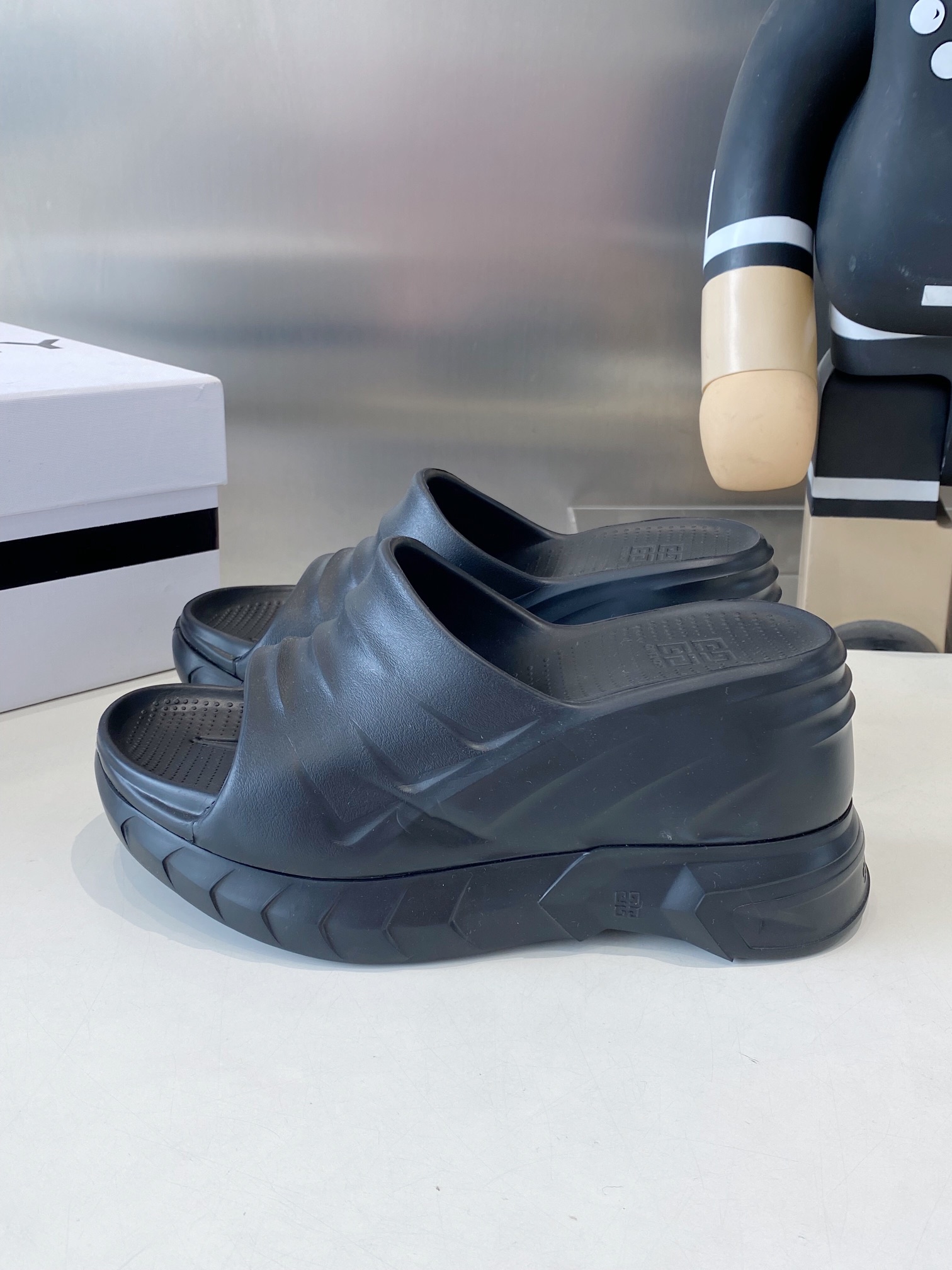 “432 Priced Givanch Thick Bottom Slippers: Comfortable, Stylish, and Affordable Summer Footwear” - 图片 2
