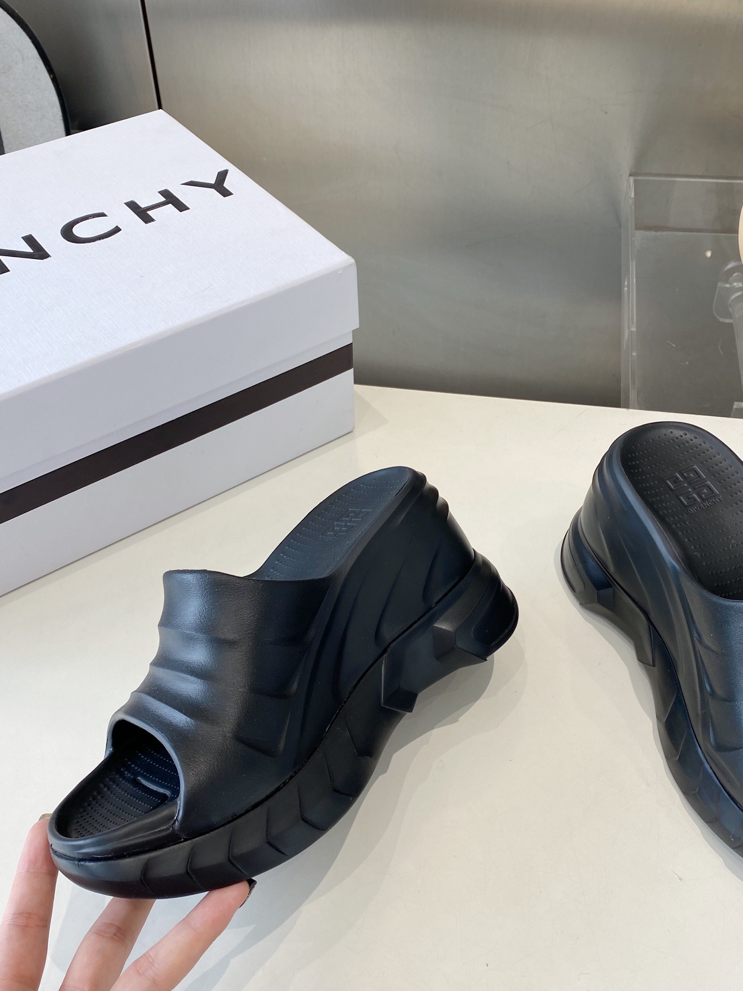 “432 Priced Givanch Thick Bottom Slippers: Comfortable, Stylish, and Affordable Summer Footwear” - 图片 5
