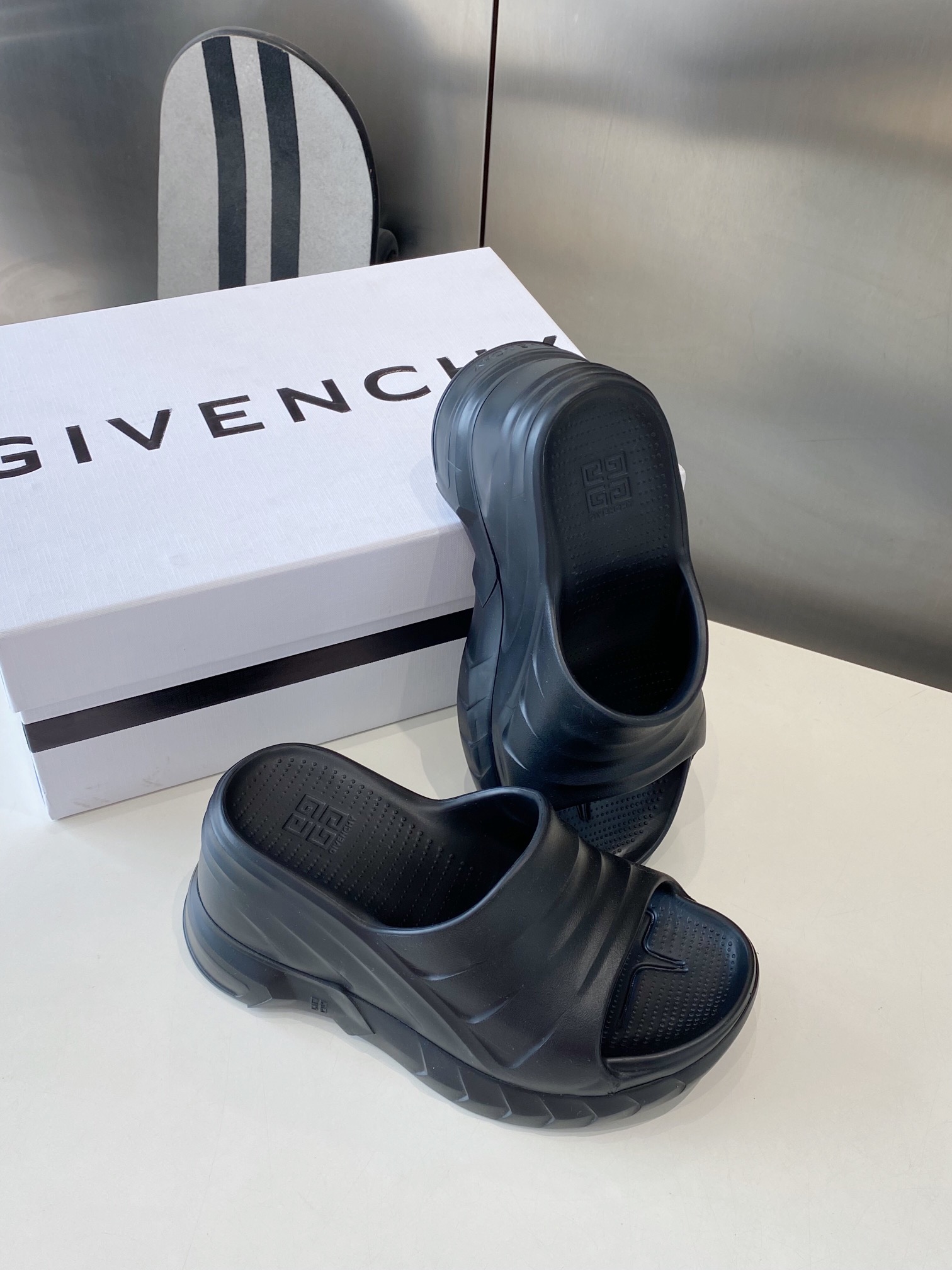 “432 Priced Givanch Thick Bottom Slippers: Comfortable, Stylish, and Affordable Summer Footwear” - 图片 4