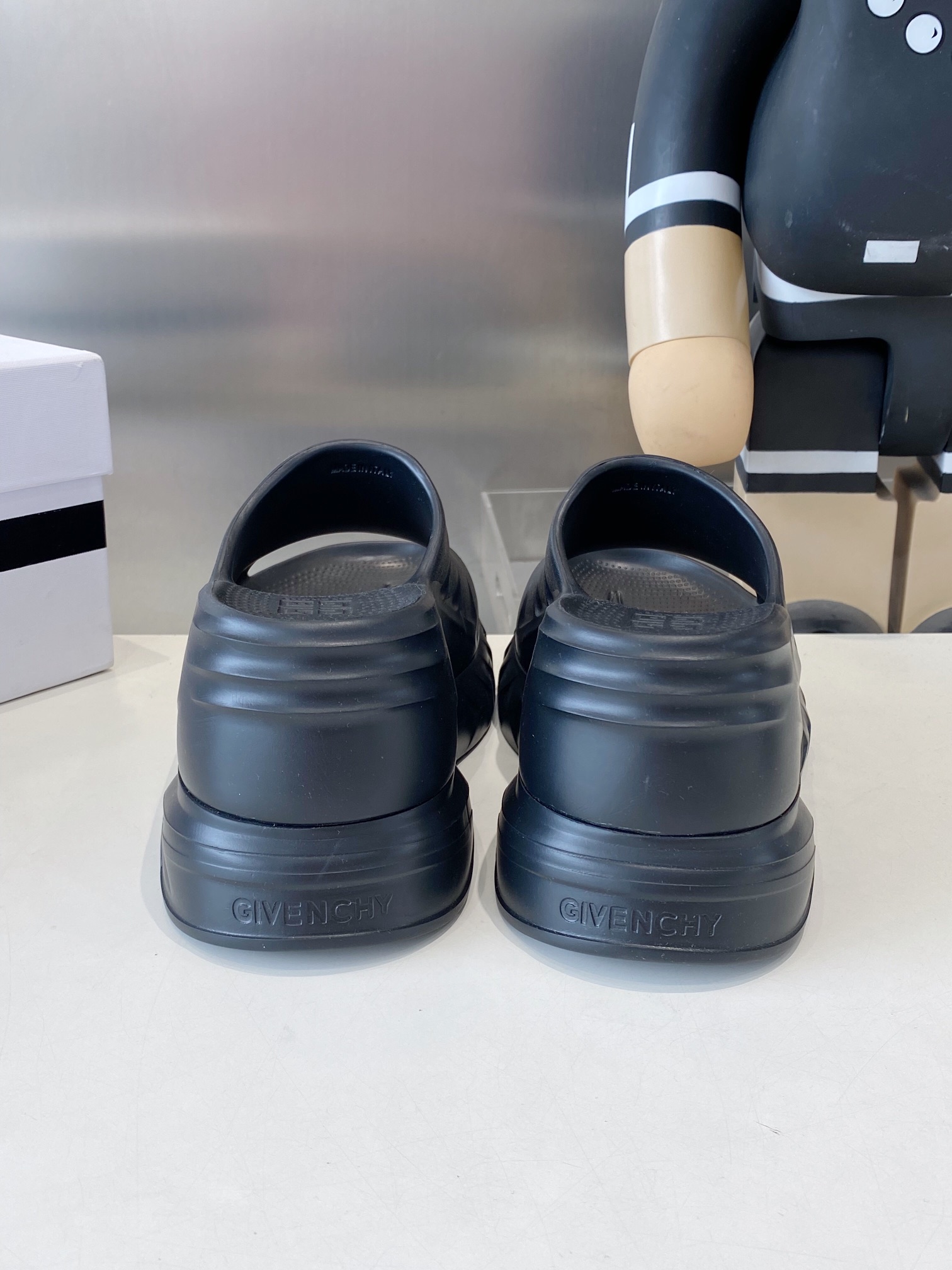 “432 Priced Givanch Thick Bottom Slippers: Comfortable, Stylish, and Affordable Summer Footwear” - 图片 9