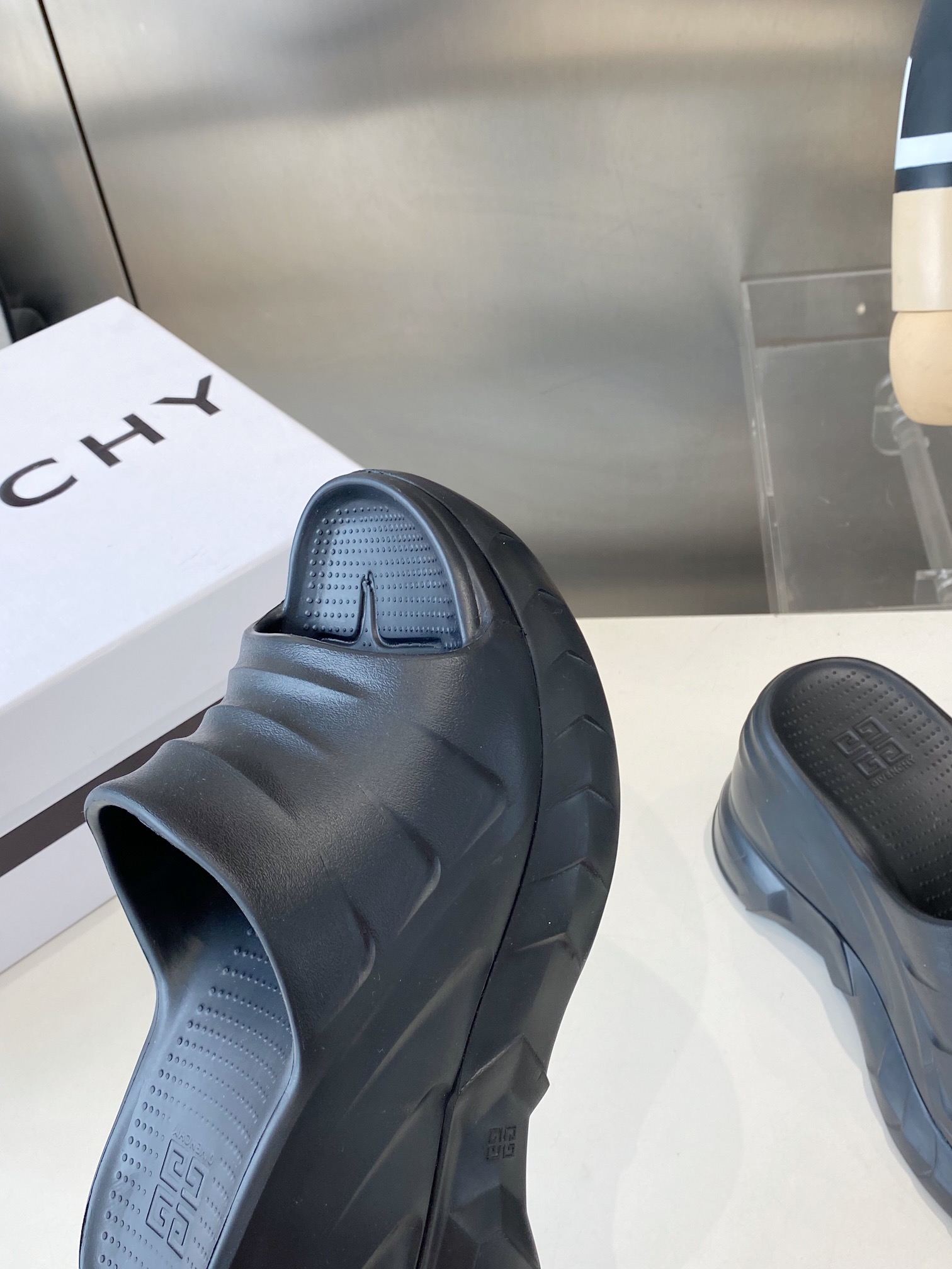 “432 Priced Givanch Thick Bottom Slippers: Comfortable, Stylish, and Affordable Summer Footwear” - 图片 7