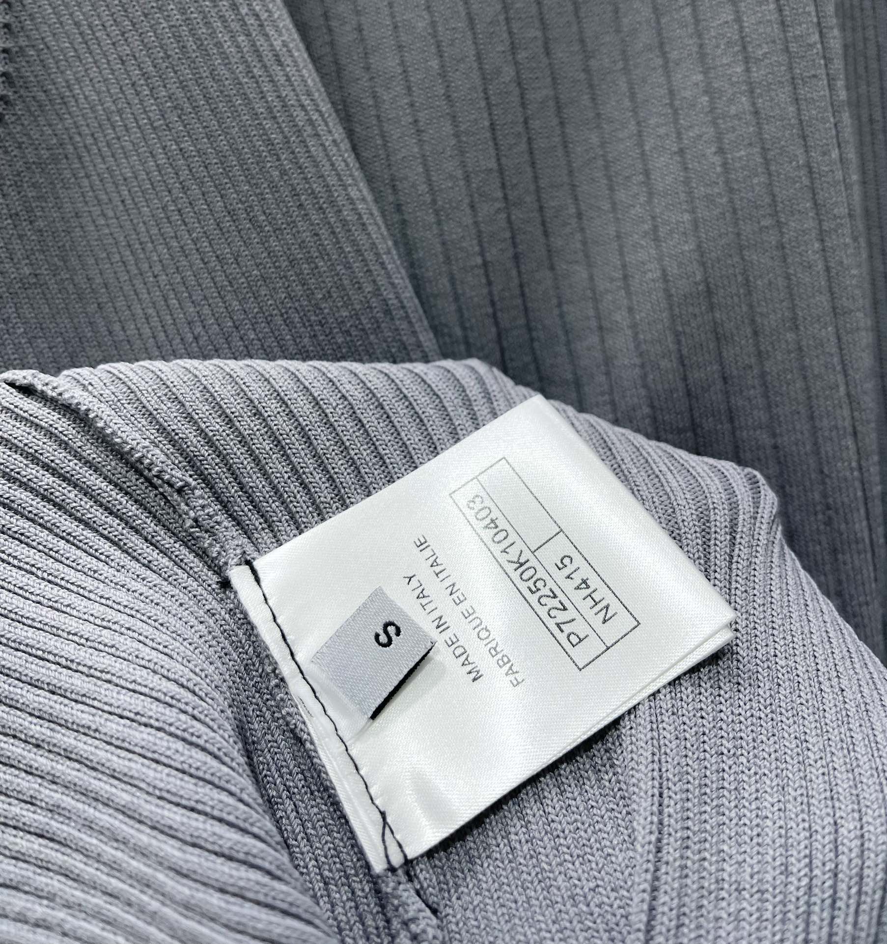 𝗖𝗛𝗔𝗡𝗘*小香25新款coco beach沙滩系列横纹连衣裙

设计真的是太美了！👗😍 横纹的设计，经