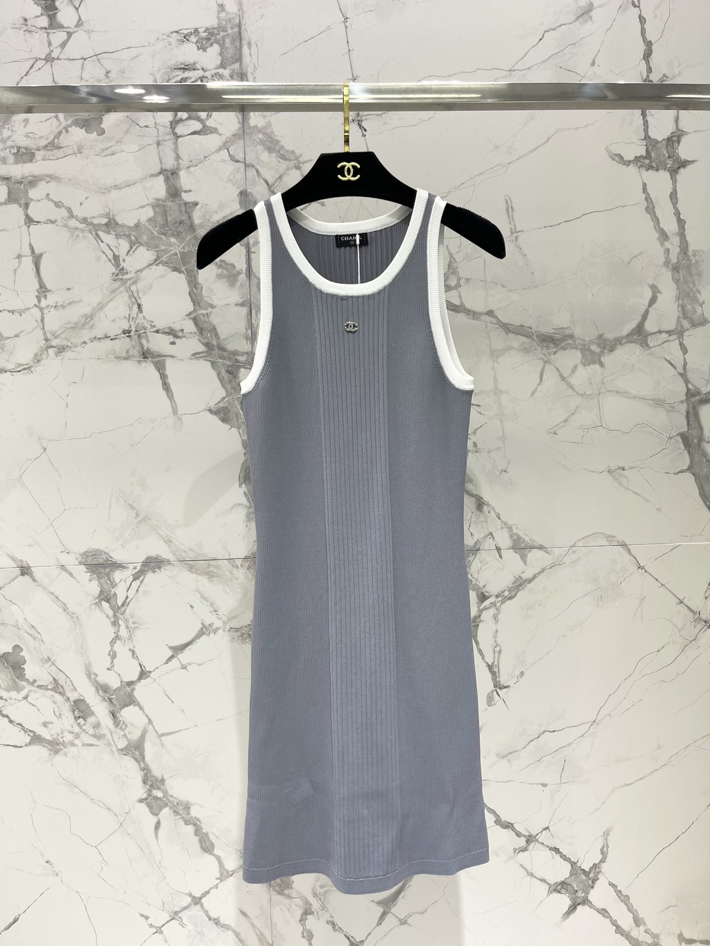 𝗖𝗛𝗔𝗡𝗘*小香25新款coco beach沙滩系列横纹连衣裙

设计真的是太美了！👗😍 横纹的设计，经