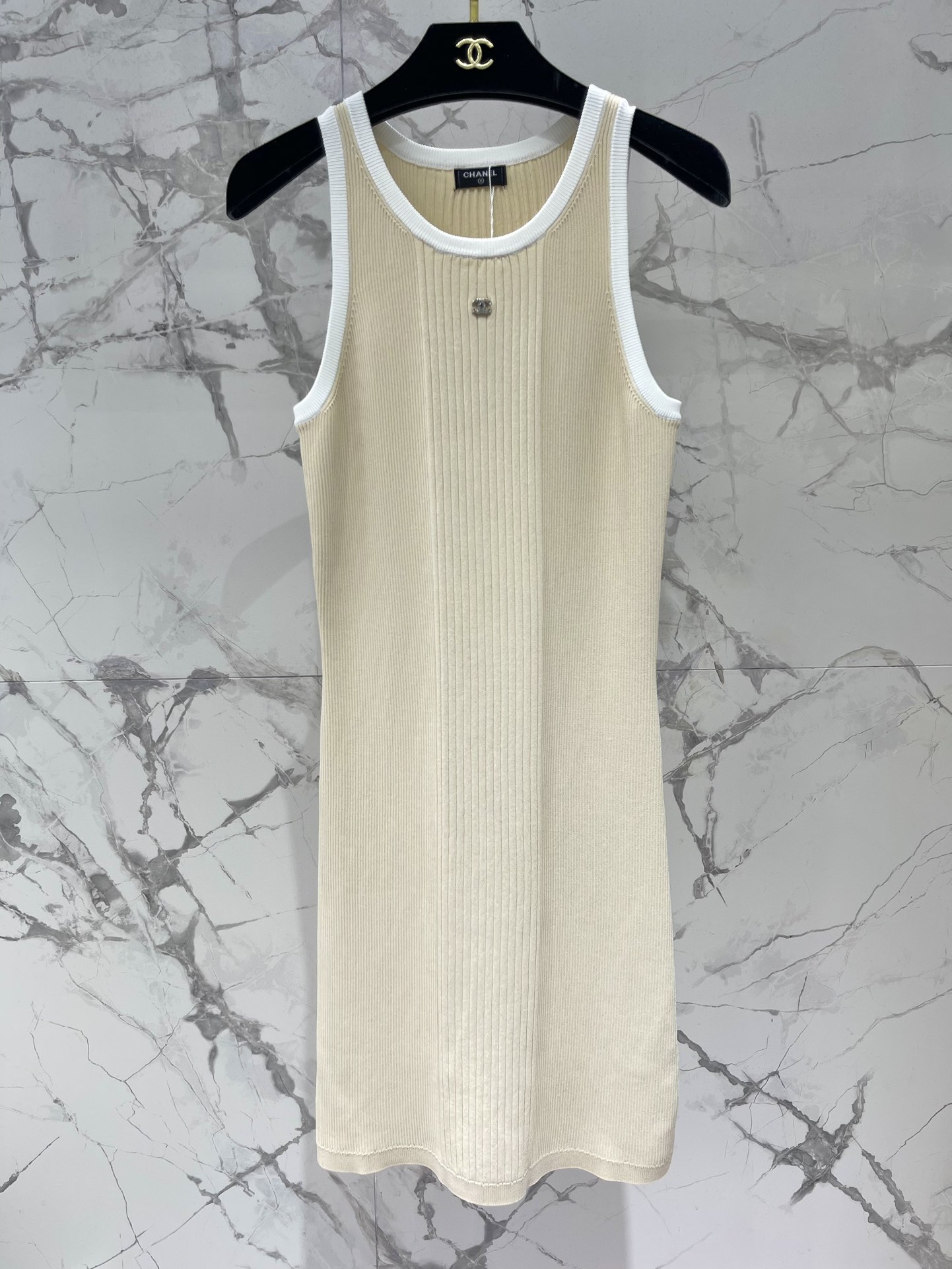 𝗖𝗛𝗔𝗡𝗘*小香25新款coco beach沙滩系列横纹连衣裙

设计真的是太美了！👗😍 横纹的设计，经