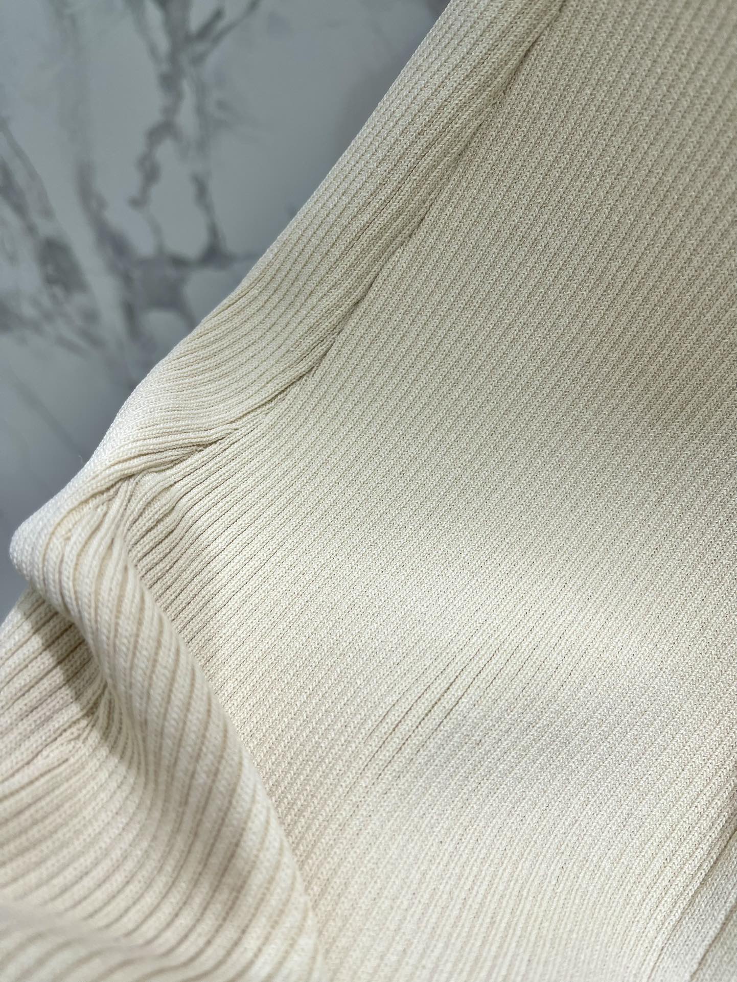 𝗖𝗛𝗔𝗡𝗘*小香25新款coco beach沙滩系列横纹连衣裙

设计真的是太美了！👗😍 横纹的设计，经