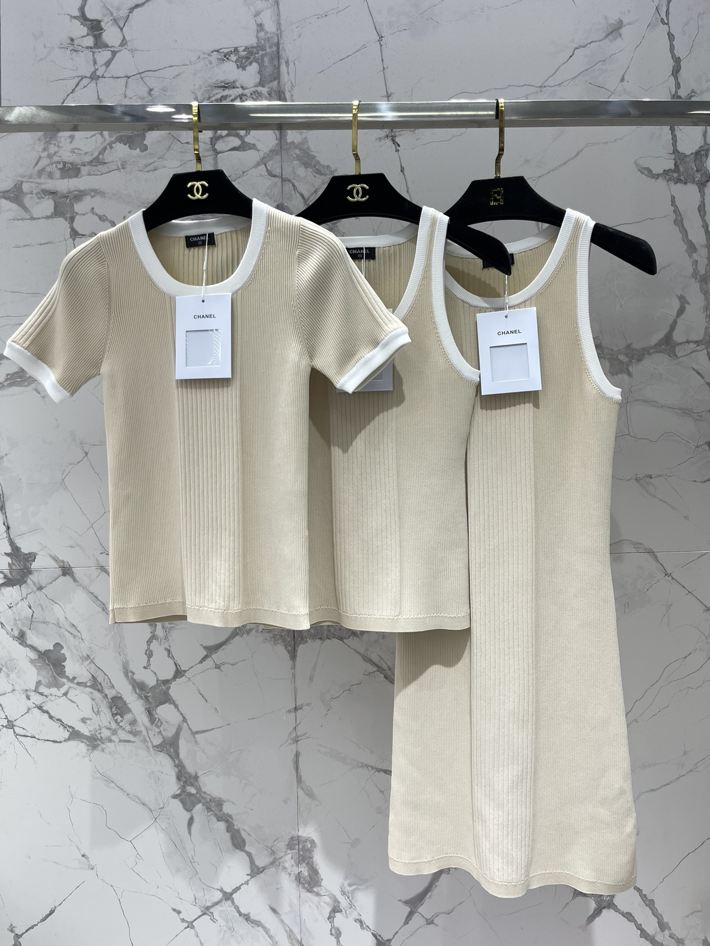 𝗖𝗛𝗔𝗡𝗘*小香25新款coco beach沙滩系列横纹连衣裙

设计真的是太美了！👗😍 横纹的设计，经