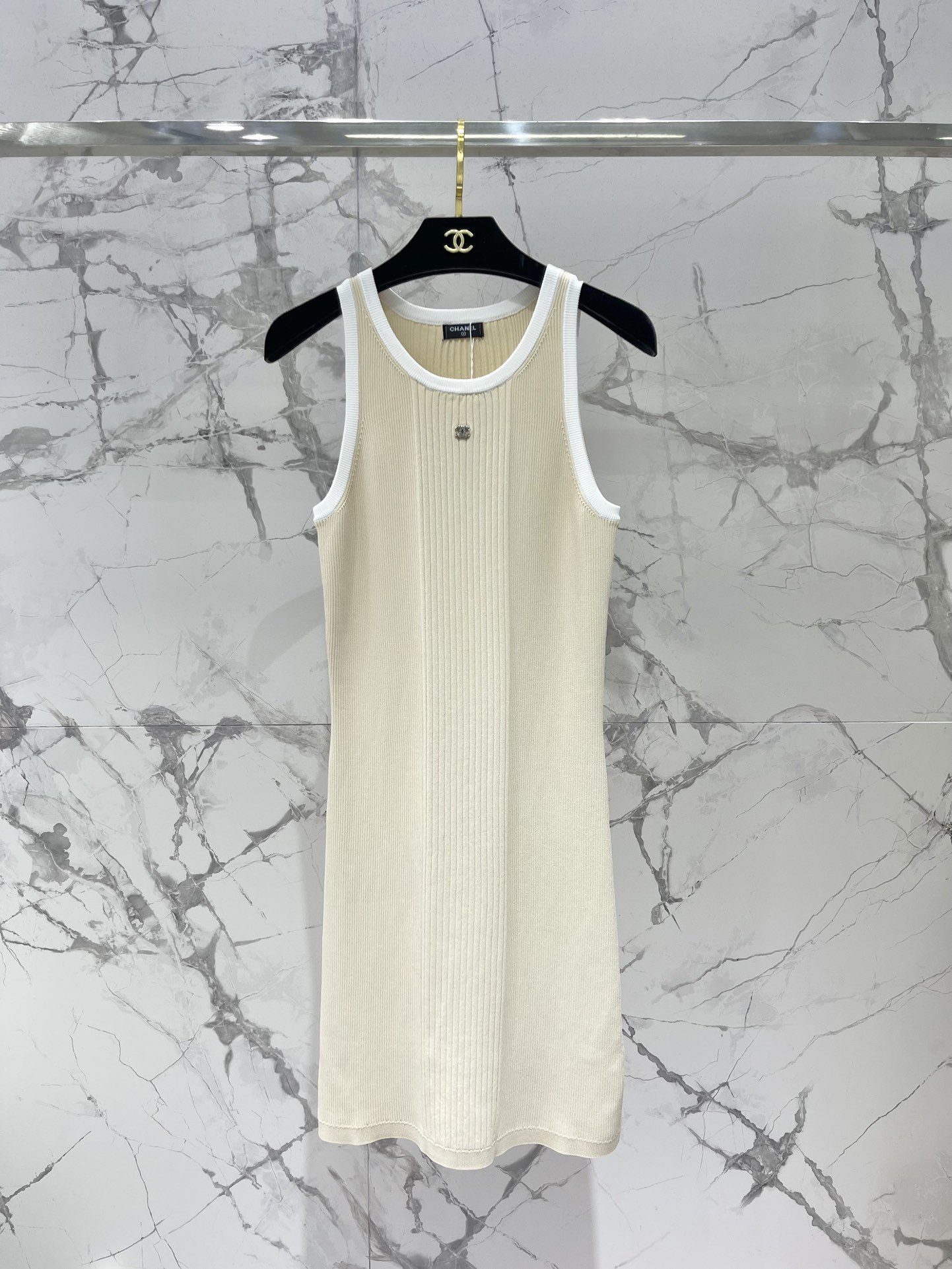 𝗖𝗛𝗔𝗡𝗘*小香25新款coco beach沙滩系列横纹连衣裙

设计真的是太美了！👗😍 横纹的设计，经