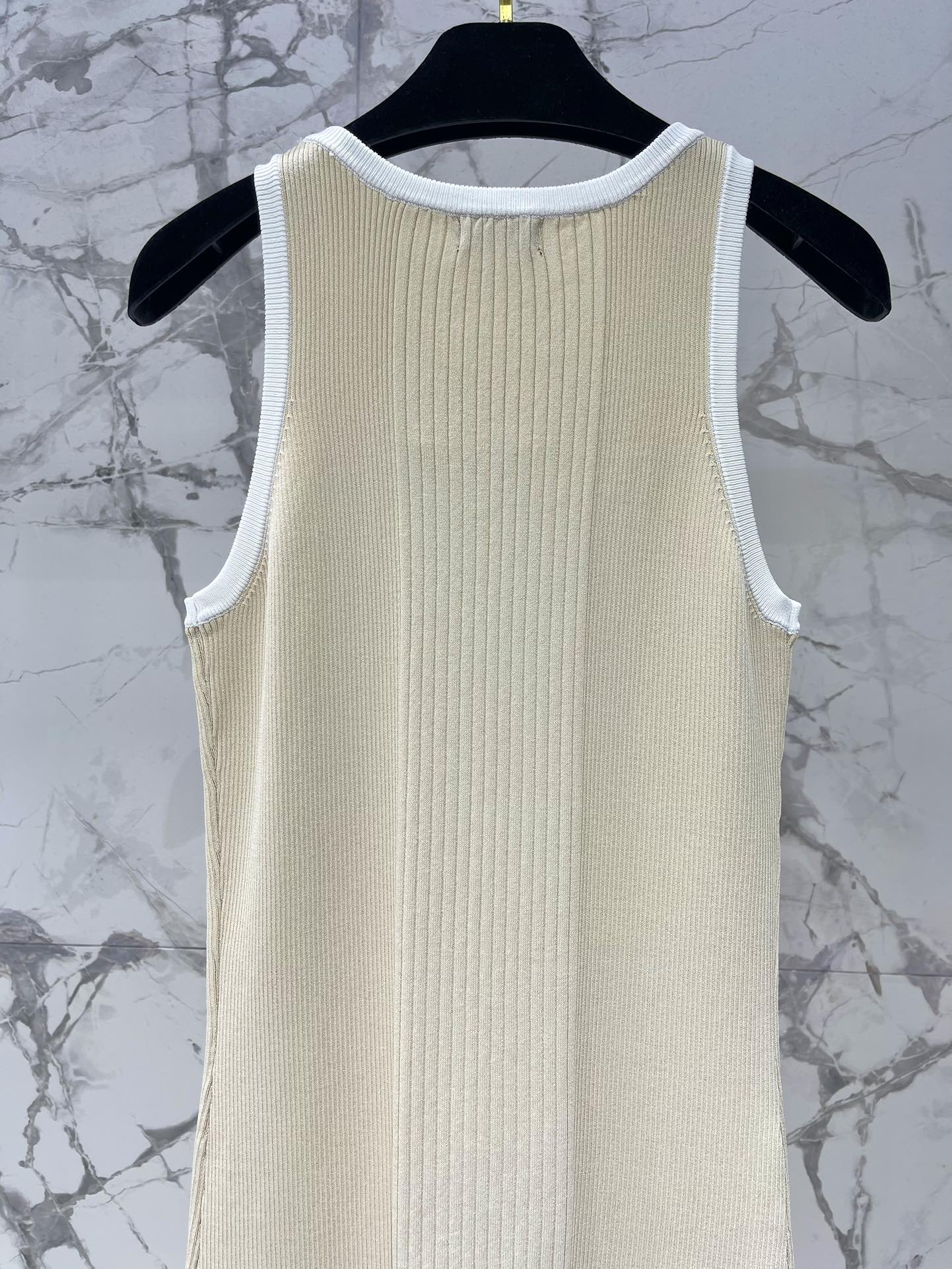 𝗖𝗛𝗔𝗡𝗘*小香25新款coco beach沙滩系列横纹连衣裙

设计真的是太美了！👗😍 横纹的设计，经