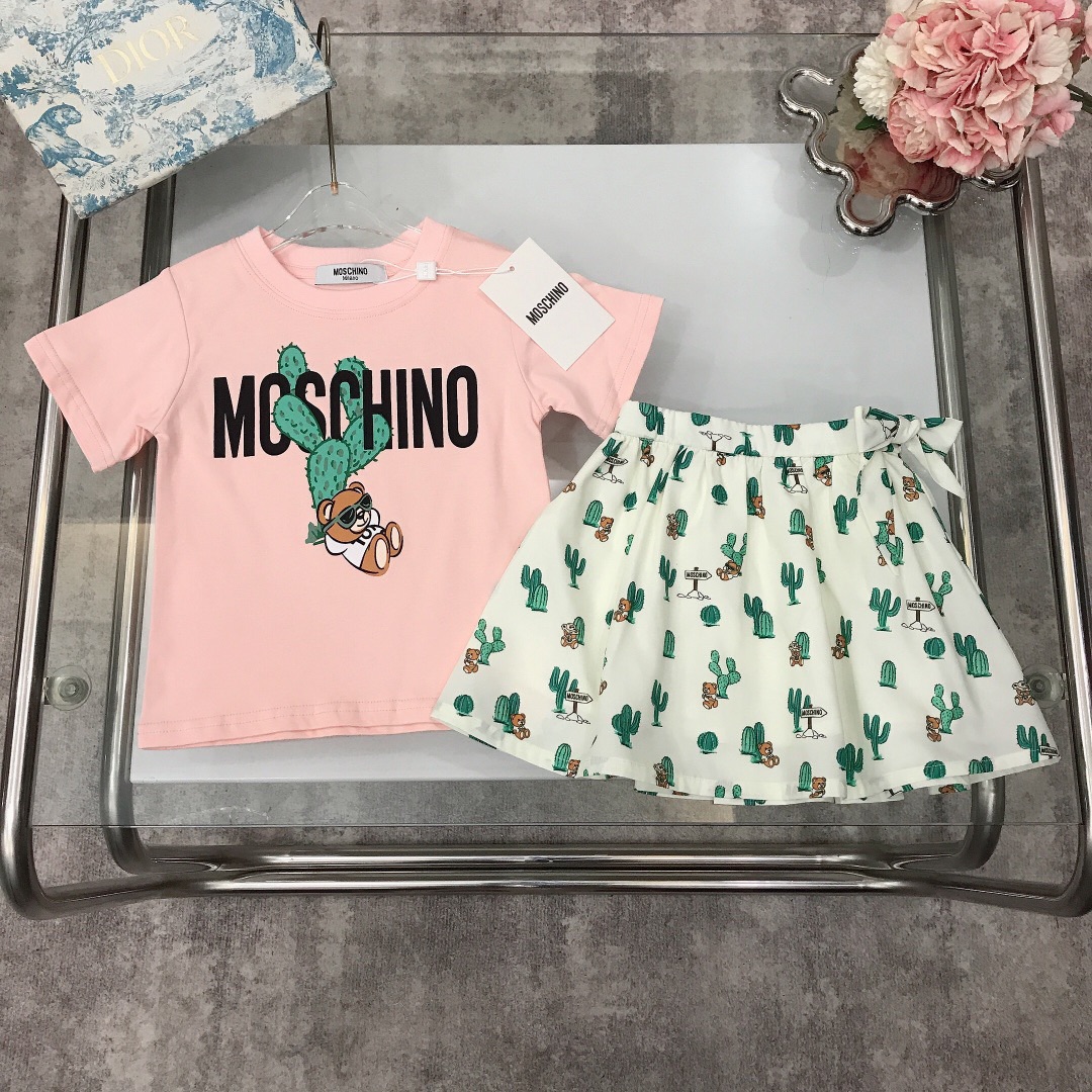NO:337507,【Spot shipment】Size 90- MOSCHIN* /SS Skirt【Short-sleeved skirt】Flocked three-dimensional printed bear logo on both sides of the front and back Round neck short-sleeved T-shirt with smooth and soft chiffon full bear print logo skirt with side webbing bow design New summer style ~ Combed cotton fabric skin-friendly and refreshing upper body comfortable and breathable and high-end wide threaded neckline design High-end fashionable style, using imported high-end custom-made high-quality organic cotton fabric Comfortable and breathable The upper body is very good Color Pink White Size 90-100-110-120-130-140-【CM】 Requires counter packaging, clothes, skirts, T-shirt, tees, t-shirt,19860909【现货发】  尺寸90-  MOSCHIN* /SS 套裙【短袖半裙】前后两面植绒立体印花小熊logo 圆领短袖T恤 搭配顺滑柔软雪纺全面小熊印花logo半裙 侧边织带绑蝴蝶结设计 夏季新款～精梳棉面料亲肤透爽 上身舒适透气又高级 宽大螺纹领口设计 高级时髦款,采用进口高端定制精选优质有机棉面料 舒适透气 上身效果非常好 颜色 粉色 白色 尺码90-100-110-120-130-140-【CM】 需要专柜包装元,衣服,skirts,T-shirt,tees，t-shirt,,Children's