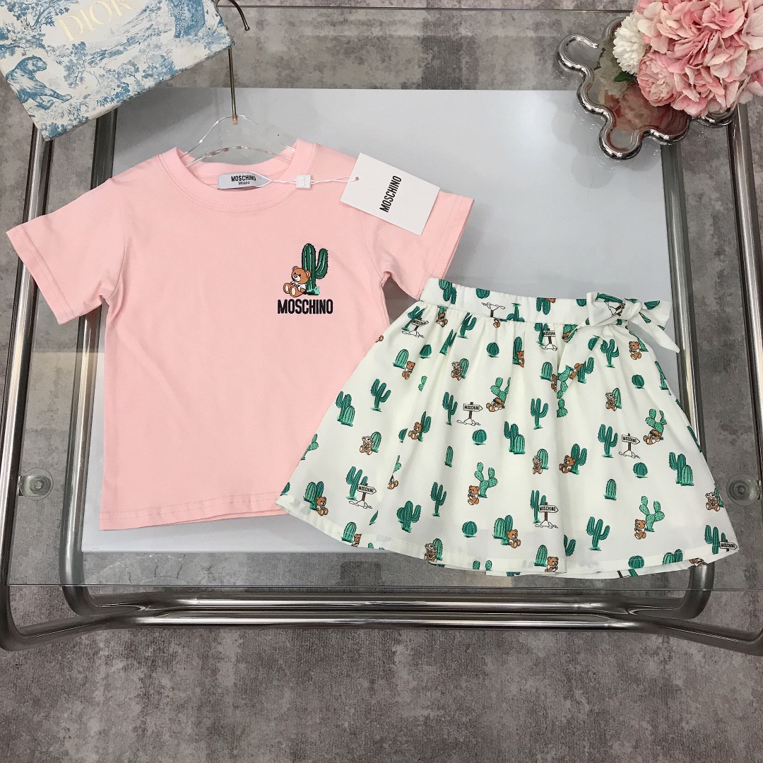 NO:337518,【Spot shipment】Size 90- MOSCHIN* /SS Skirt【Short-sleeved skirt】Flocked three-dimensional printed bear logo on the left chest Round neck short-sleeved T-shirt Matched with smooth and soft chiffon full bear print logo skirt Side webbing bow design New summer style ~ Combed cotton fabric skin-friendly and refreshing upper body comfortable and breathable and high-end wide threaded neckline design High-end fashionable style, using imported high-end custom-made high-quality organic cotton fabric Comfortable and breathable The upper body is very good Color Pink Size 90-100-110-120-130-140-【CM】 Requires counter packaging, clothes, skirts, T-shirt, tees, t-shirt,19860909【现货发】  尺寸90-  MOSCHIN* /SS 套裙【短袖半裙】左胸前植绒立体印花小熊logo 圆领短袖T恤 搭配顺滑柔软雪纺全面小熊印花logo半裙 侧边织带绑蝴蝶结设计 夏季新款～精梳棉面料亲肤透爽 上身舒适透气又高级 宽大螺纹领口设计 高级时髦款,采用进口高端定制精选优质有机棉面料 舒适透气 上身效果非常好 颜色 粉色 尺码90-100-110-120-130-140-【CM】 需要专柜包装元,衣服,skirts,T-shirt,tees，t-shirt,,Children's