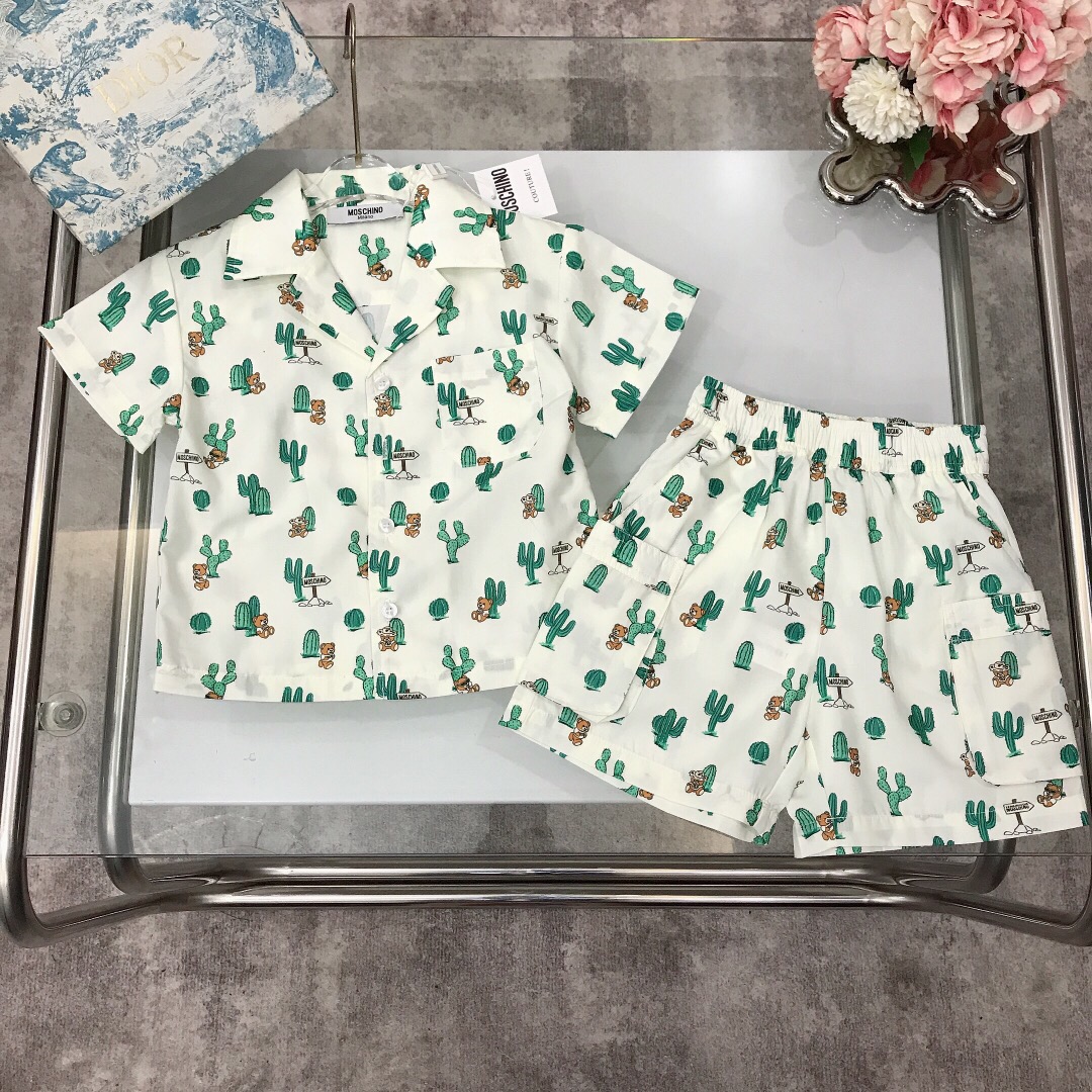 NO:337538,【Spot shipment】 Size 90- MOSCHIN* Shirt suit The same style for the counter ~/SS [Small lapel shirt shorts] Full logo printing pattern design Shell letter replica button accessories Matched with full print LOGO same-line work shorts cotton ice silky smooth shirt twill cotton fabric exquisite pure cotton fabric A set of top-body is very handsome, high-end fashionable upper body effect is very good Size 90-100-110-120-130-140-【CM】 Requires counter packaging, clothes, shorts, shirts,19860909【现货发】 尺寸90-  MOSCHIN* 衬衫套装 专柜同款～/SS【小翻领衬衫短裤】全面logo印花图案设计 贝壳字母复刻纽扣配饰 搭配全面印LOGO同系工装短裤棉质冰丝感顺滑衬衫斜纹棉面料 精致纯棉面料打造 一套上身帅气十足 高级时髦上身效果非常好 尺码90-100-110-120-130-140-【CM】 需要专柜包装元,衣服,shorts,shirts,,Children's