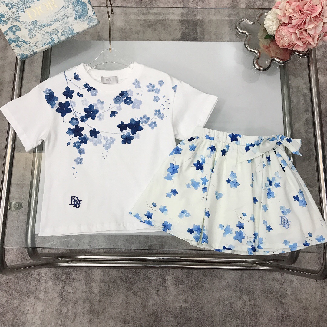 NO:337558,[Spot shipment] Size 90- DIO* /SS Skirt [Short Sleeve Skirt] Dark blue flower pattern printed round neck T-shirt with smooth and soft chiffon full petal pattern printed logo skirt Side webbing bow design New summer style ~ combed cotton fabric skin-friendly and refreshing upper body comfortable and breathable and high-end wide threaded neck design High-end fashionable style, using imported high-end customized high-quality organic cotton fabric comfortable and breathable The upper body effect is very good Color White Size 90-100-110-120-130-140-【CM】 Requires counter packaging, clothes, dior, skirts, T-shirt, tees, t-shirt,19860909【现货发】  尺寸90- DIO* /SS 套裙【短袖半裙】深蓝色系花朵图案印花圆领T恤 搭配顺滑柔软雪纺全面花瓣图案印花logo半裙 侧边织带绑蝴蝶结设计 夏季新款～精梳棉面料亲肤透爽 上身舒适透气又高级 宽大螺纹领口设计 高级时髦款,采用进口高端定制精选优质有机棉面料 舒适透气 上身效果非常好 颜色 白色 尺码90-100-110-120-130-140-【CM】 需要专柜包装元,衣服,dior,skirts,T-shirt,tees，t-shirt,,Children's