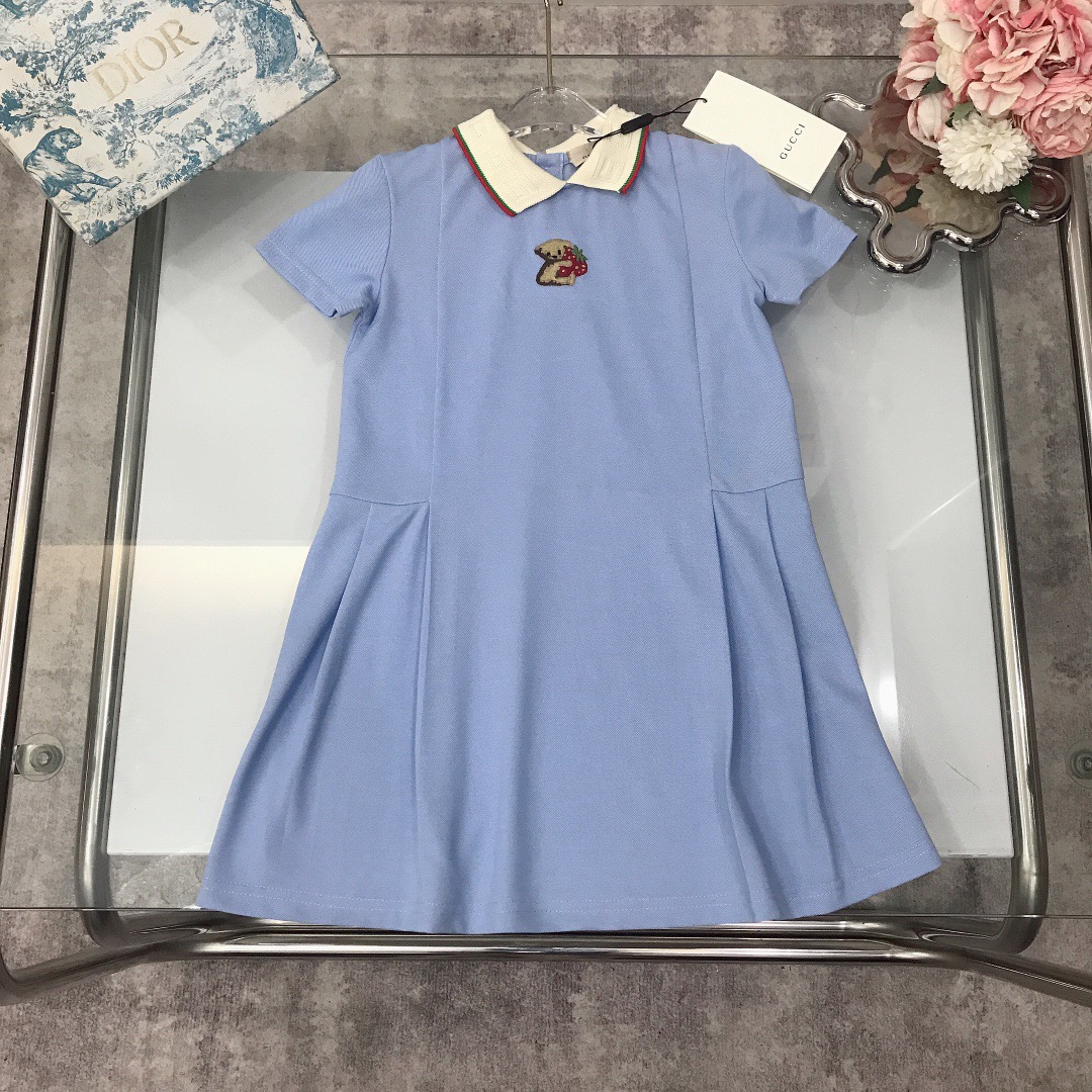 NO:337550,[Spot delivery] GUCC* Limited series, small lapel dress with doll collar, exquisite style, original 1:1, contrasting collar, elegant and elegant style, simple but not simple style, exquisite embroidery logo on the chest, playful and cute~ Elastic bead floor cotton fabric, soft and comfortable, skin-friendly and not tied, excellent effect on the upper body, a must-have artifact for the princess~ Color blue, size--130-140-150 [CM] Counter packaging 70, clothes, gucci, skirts,19860909【现货发】   GUCC*限定系列 娃娃领小翻领连衣裙 精致款 原版1:1打造 领口撞色拼接设计高雅气质款 简单不简约款 胸前精致刺绣logo尽显俏皮可爱～弹性珠地棉面料 柔顺舒适 亲肤不扎 上身效果极好 公主的必备神器～ 颜色蓝色  size尺码--130-140-150【CM】 专柜包装70,衣服,gucci,skirts,,Children's