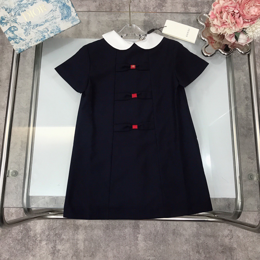 NO:337476,[Spot delivery] GUCC* Limited series, small lapel dress with doll collar, exquisite style, original 1:1, plain and elegant style, simple, not simple, small bow buckle in front row, full of playful and cute~ rear logo engraved shell buttons, soft and comfortable, skin-friendly and not tied, excellent upper body effect, a must-have artifact for princess~ Color is naughty blue, size--130-140-150 [CM] Counter packaging 70, clothes, gucci, skirts,19860909【现货发】   GUCC*限定系列 娃娃领小翻领连衣裙 精致款 原版1:1打造 素色高雅气质款 简单不简约前排蝴蝶结小扣 尽显俏皮可爱～后部logo刻字贝壳纽扣 柔顺舒适 亲肤不扎 上身效果极好 公主的必备神器～ 颜色藏蓝色  size尺码--130-140-150【CM】 专柜包装70,衣服,gucci,skirts,,Children's