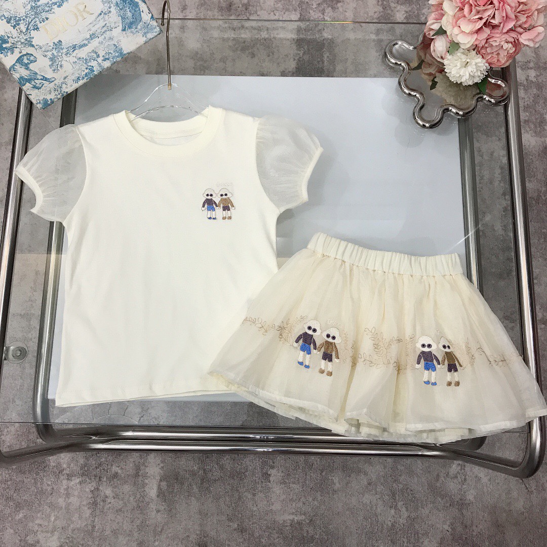 NO:337512,[Spot shipment] Size 90- GUCC* Limited series skirt~ [Embroidered short sleeve fluffy short tulle skirt] A heavy-worked one~ The delicate mesh hollow splicing design at the sleeves is matched with a pure cotton T-shirt itself, exquisite embroidery logo on the left chest, the short skirt is super soft and delicate lace mesh with soft and pure cotton inner base Exquisite shell logo replica button accessories The skirt hem is high-quality heavy-work embroidery technology The upper body is soft and comfortable, skin-friendly and not tied, the upper body is excellent The princess’s must-have artifact~ Size size 90--110-120-130-140-[CM] Counter packaging 70, clothes, gucci, skirts, T-shirt, tees, t-shirt,19860909【现货发】  尺寸90- GUCC* 限定系列套裙～【刺绣短袖蓬松短纱裙】重工打造的一款～袖子处细腻网纱镂空拼接设计搭配纯棉T恤本身,左胸前精致刺绣logo,短裙超柔软细腻的蕾丝网纱打造搭配柔纯棉内里打底 精致贝壳logo复刻纽扣配饰 裙下摆高级重工刺绣工艺 上身柔顺舒适 亲肤不扎 上身效果极好 公主的必备神器～  size尺码90--110-120-130-140-【CM】 专柜包装70,衣服,gucci,skirts,T-shirt,tees，t-shirt,,Children's