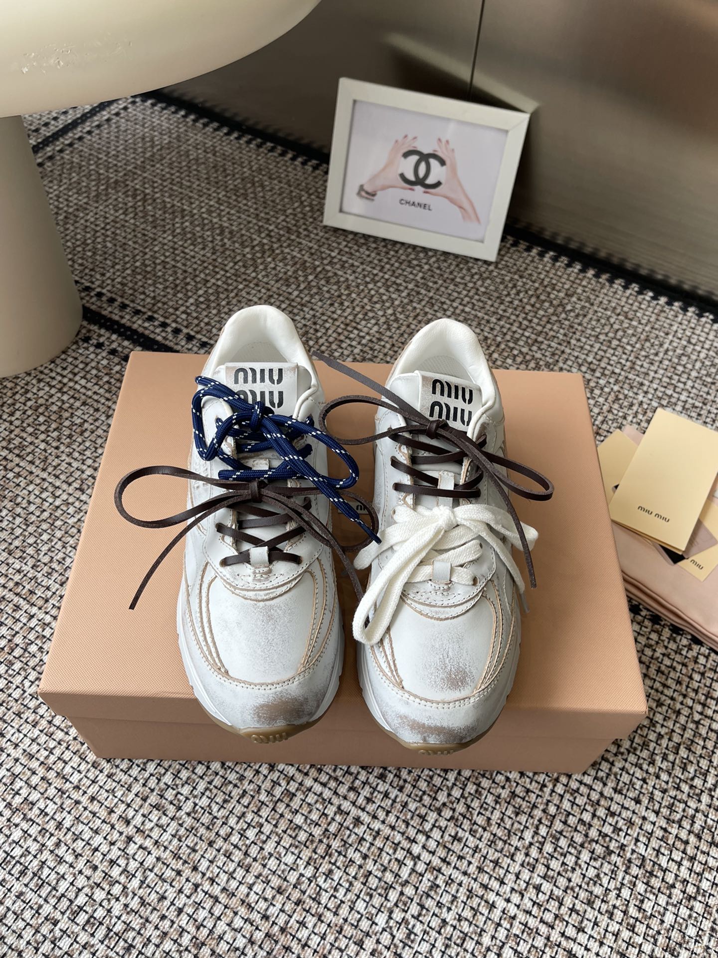 NO:511959,MiuMiu 25ss new arrival~ new style of show, retro old Forrest Gund training shoes, thick-soled casual sneakers, this lace-up casual sneaker is a perfect American retro style, super beautiful and comfortable to put on the feet, classic and versatile items, imported fabric, imported cowhide, inner sheepskin inner lining, large sole open mold original combination sole, size 35-40 (40 custom made, no return or exchange), casual shoes/sports shoes, miumiu, sneakers, cowhide, sheepskin19860909MiuMiu 缪缪 25ss new arrival～走秀新款 复古做旧阿甘德训鞋厚底休闲运动鞋 这款系带休闲运动鞋妥妥的美式复古风格 上脚超级好看舒适 经典百搭的绝绝子单品 面料进口牛皮/网纱面 内里羊皮内里 大底开模原版组合大底 码数35-40（40定做不退换）,休闲鞋/运动鞋,miumiu,sneakers,cowhide,sheepskin,Women's Shoes